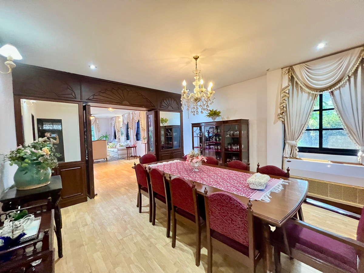 ขายบ้านลาดพร้าว เซ็นทรัลลาดพร้าว : ขายบ้านเดี่ยวหรู 3 ชั้น ใจกลางเมืองลาดพร้าว สไตล์ Classic European / Classic Luxury โถงสูง Double Volume สง่างามเหนือระดับ