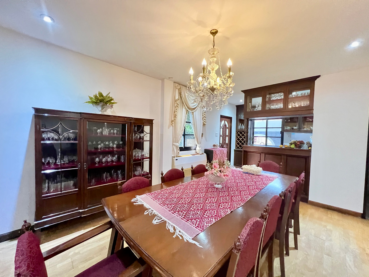 ขายบ้านลาดพร้าว เซ็นทรัลลาดพร้าว : ขายบ้านเดี่ยวหรู 3 ชั้น ใจกลางเมืองลาดพร้าว สไตล์ Classic European / Classic Luxury โถงสูง Double Volume สง่างามเหนือระดับ