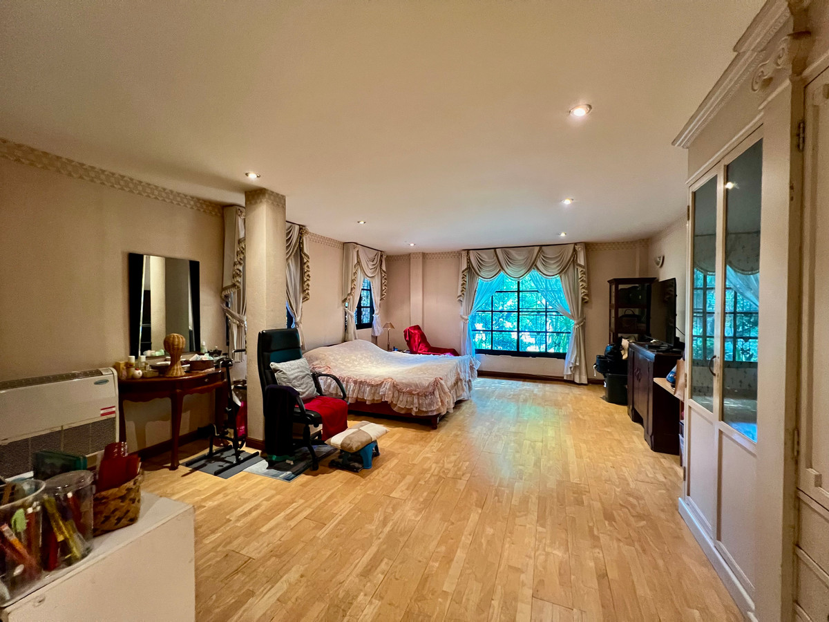 ขายบ้านลาดพร้าว เซ็นทรัลลาดพร้าว : ขายบ้านเดี่ยวหรู 3 ชั้น ใจกลางเมืองลาดพร้าว สไตล์ Classic European / Classic Luxury โถงสูง Double Volume สง่างามเหนือระดับ