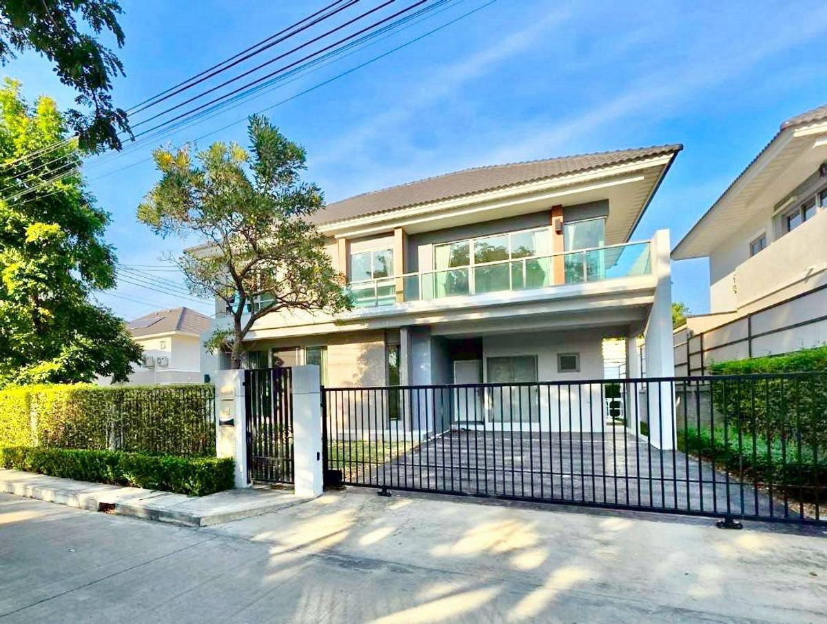 For RentHousePattanakan, Srinakarin : 私人花园，街角房屋，带佣人房的大房子。