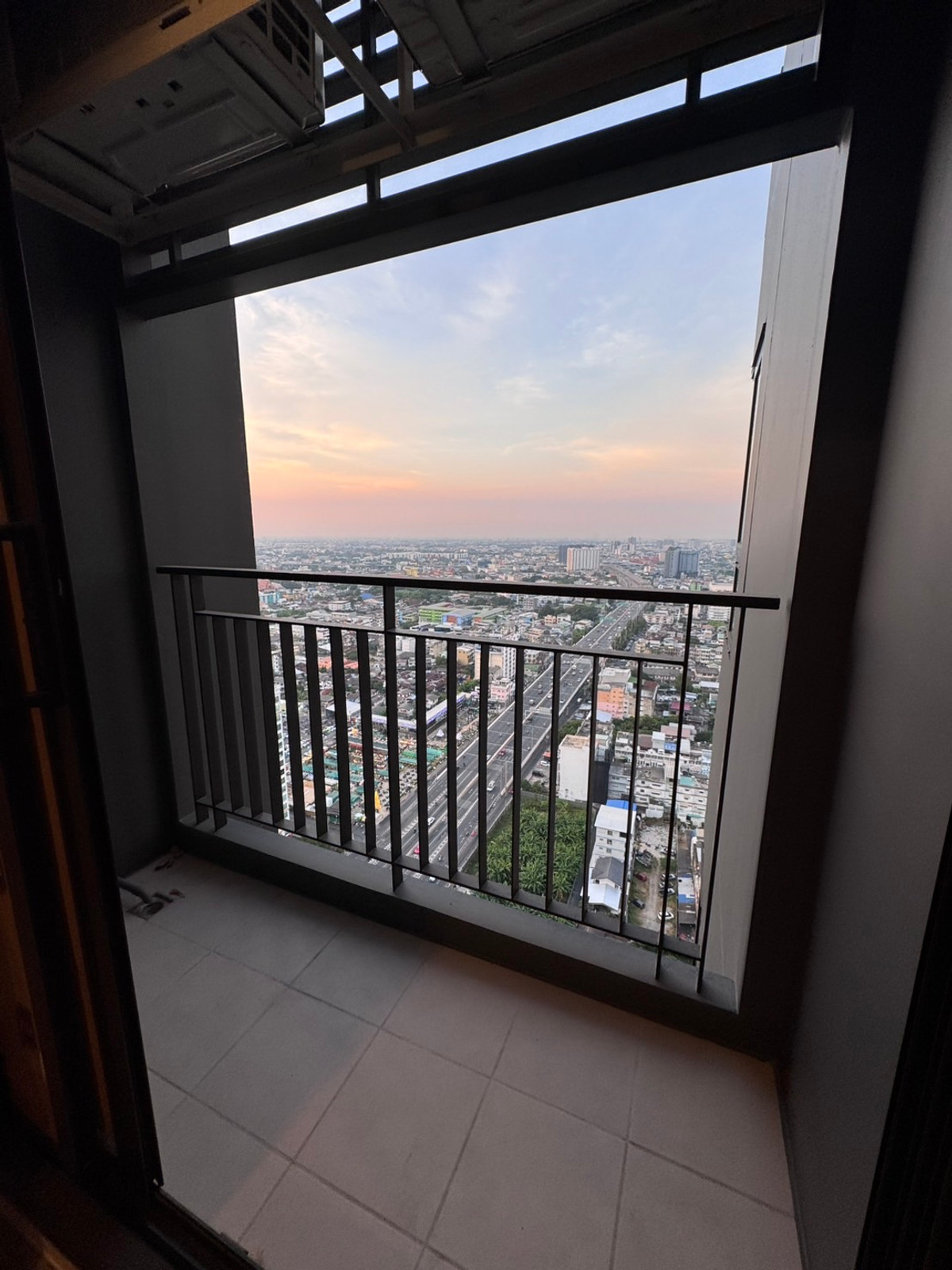 ให้เช่าคอนโดท่าพระ ตลาดพลู วุฒากาศ : Life Sathorn Sierra ใกล้ bts ตลาดพลู, ห้องใหม่ ชั้นสูง วิวโล่ง, ว่างพร้อมให้เช่า 