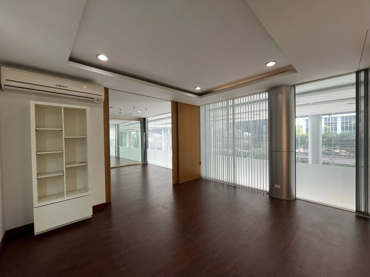 For RentShowroomRama9, Petchburi, RCA : Luxury showroom for rent in Rama 9! Suitable for a car showroom or product display, offering 1,000 sq.m. of space on the main road. Conveniently located not far from Suvarnabhumi Airport. For inquiries, please call 086 369 2224.