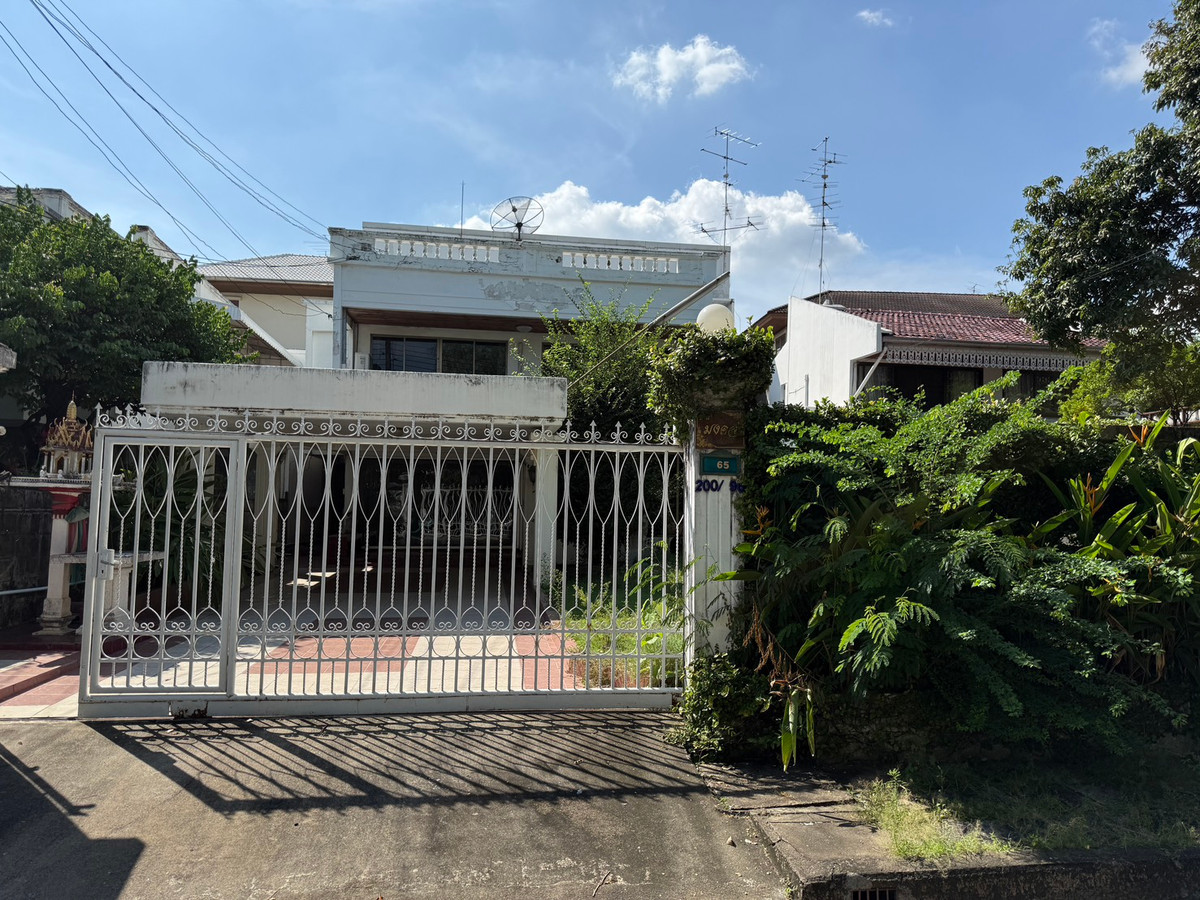 For SaleHousePattanakan, Srinakarin : Muang Thong Village 2/1 Phatthanakan 74, shady atmosphere, selling for only 9.9 million baht, contact 0838824256 BIG.