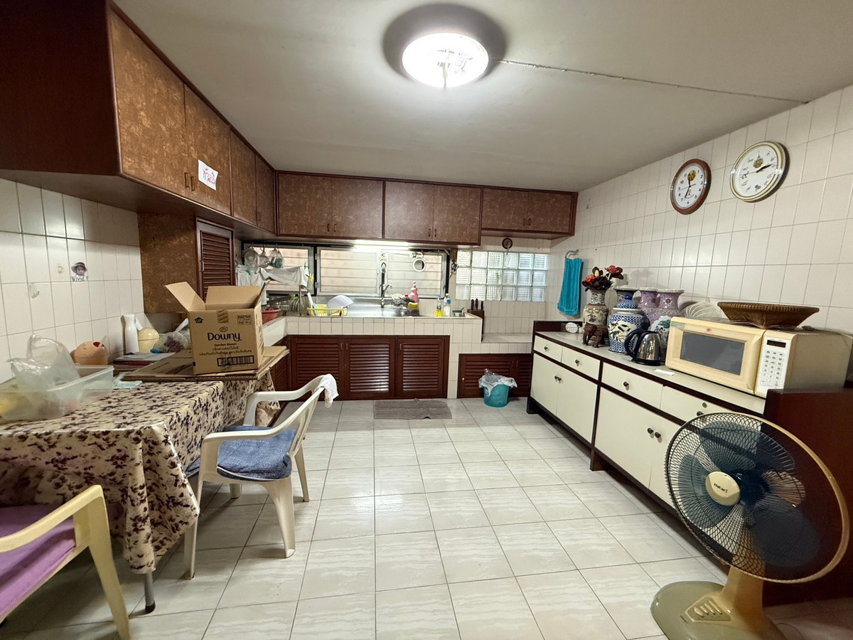 For SaleHousePattanakan, Srinakarin : Muang Thong Village 2/1 Phatthanakan 74, shady atmosphere, selling for only 9.9 million baht, contact 0838824256 BIG.