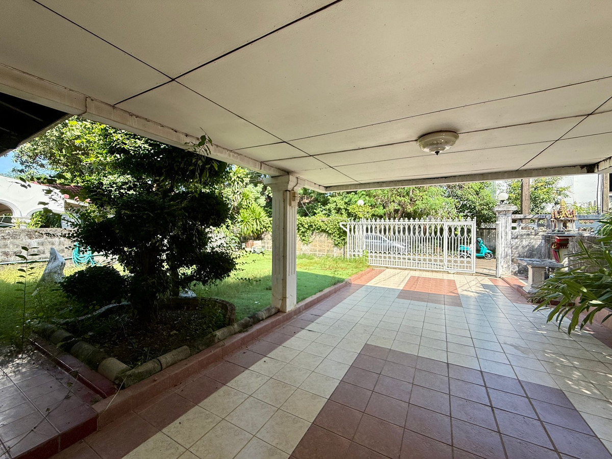 For SaleHousePattanakan, Srinakarin : Muang Thong Village 2/1 Phatthanakan 74, shady atmosphere, selling for only 9.9 million baht, contact 0838824256 BIG.