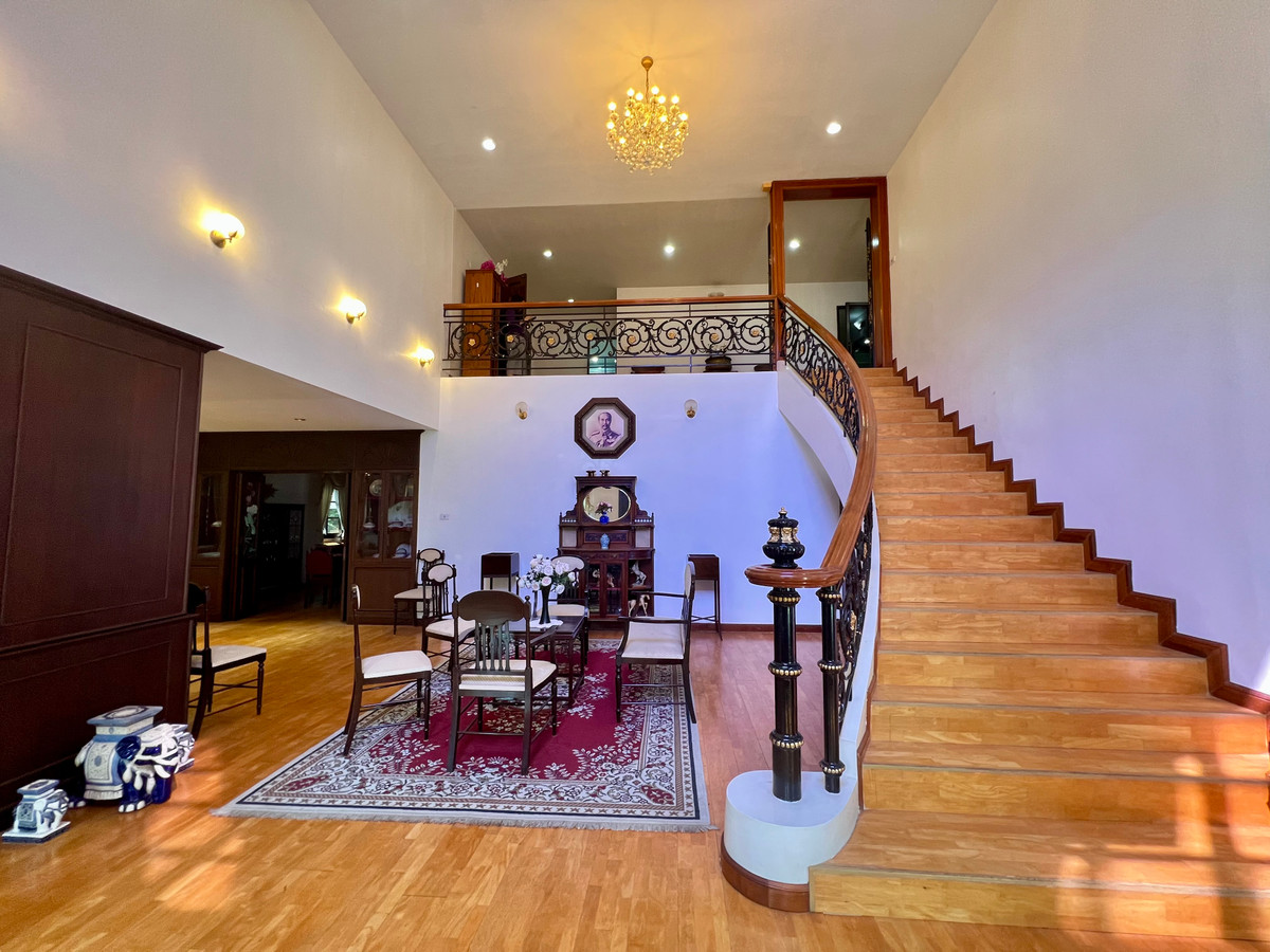 ขายบ้านลาดพร้าว เซ็นทรัลลาดพร้าว : ขายบ้านเดี่ยวหรู 3 ชั้น ใจกลางเมืองลาดพร้าว สไตล์ Classic European / Classic Luxury โถงสูง Double Volume สง่างามเหนือระดับ