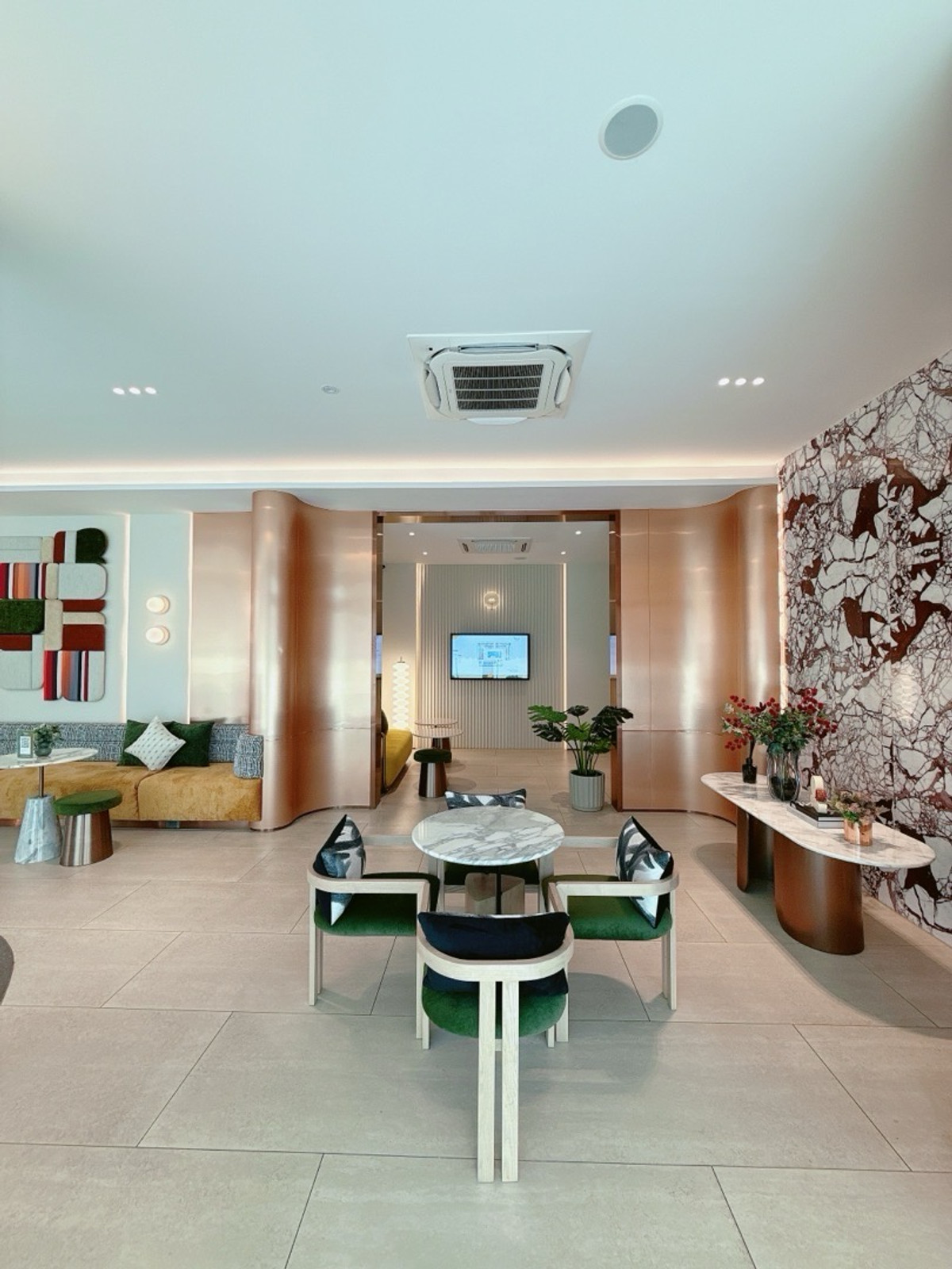 For SaleCondoRatchadapisek, Huaikwang, Suttisan : 𝐓𝐇𝐄 𝐁𝐀𝐒𝐄 Ratchada 𝟏𝟗 Buy directly from the project, new room, first hand, around 𝐕𝐕𝐈𝐏, cheapest, easy installments.