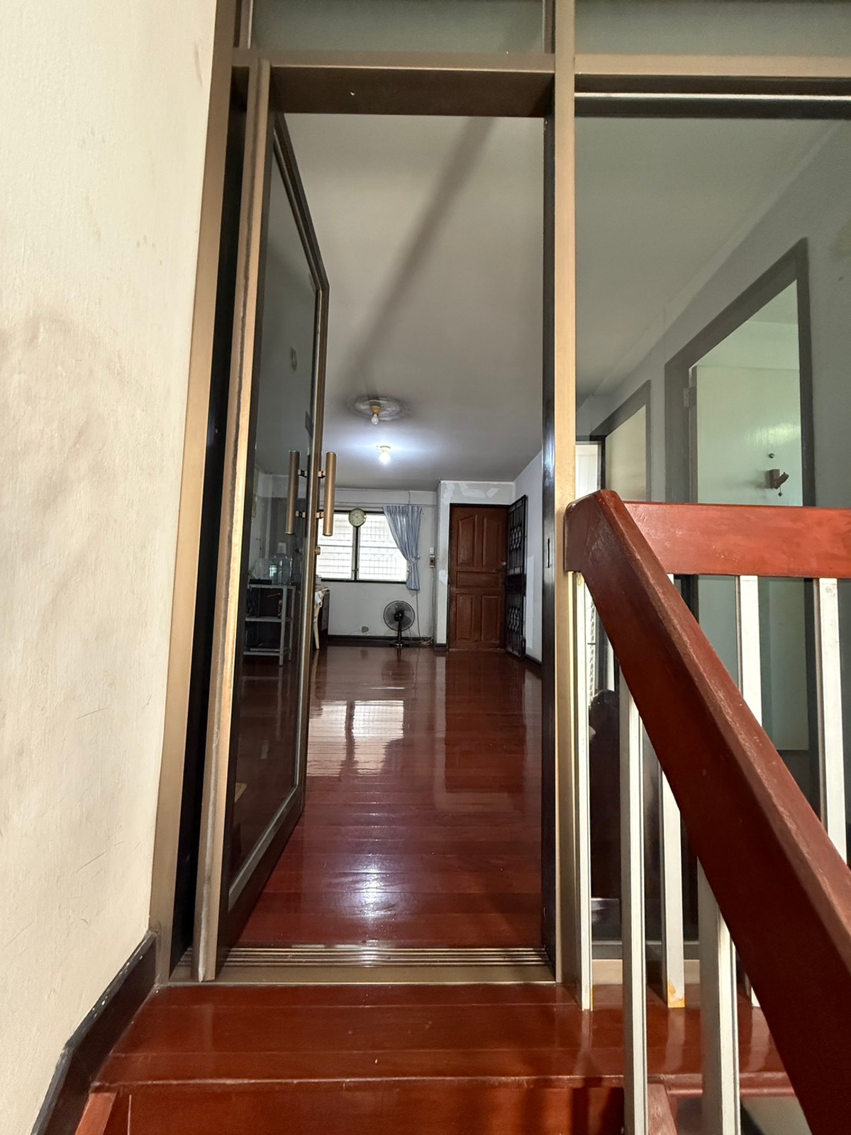 For SaleHousePattanakan, Srinakarin : Muang Thong Village 2/1 Phatthanakan 74, shady atmosphere, selling for only 9.9 million baht, contact 0838824256 BIG.