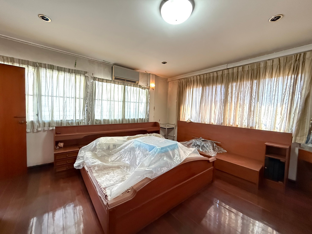 For SaleHousePattanakan, Srinakarin : Muang Thong Village 2/1 Phatthanakan 74, shady atmosphere, selling for only 9.9 million baht, contact 0838824256 BIG.