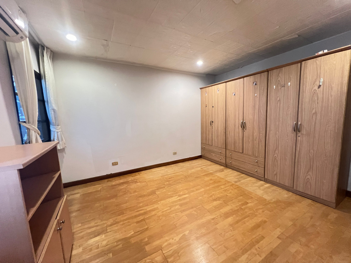 ขายบ้านลาดพร้าว เซ็นทรัลลาดพร้าว : ขายบ้านเดี่ยวหรู 3 ชั้น ใจกลางเมืองลาดพร้าว สไตล์ Classic European / Classic Luxury โถงสูง Double Volume สง่างามเหนือระดับ