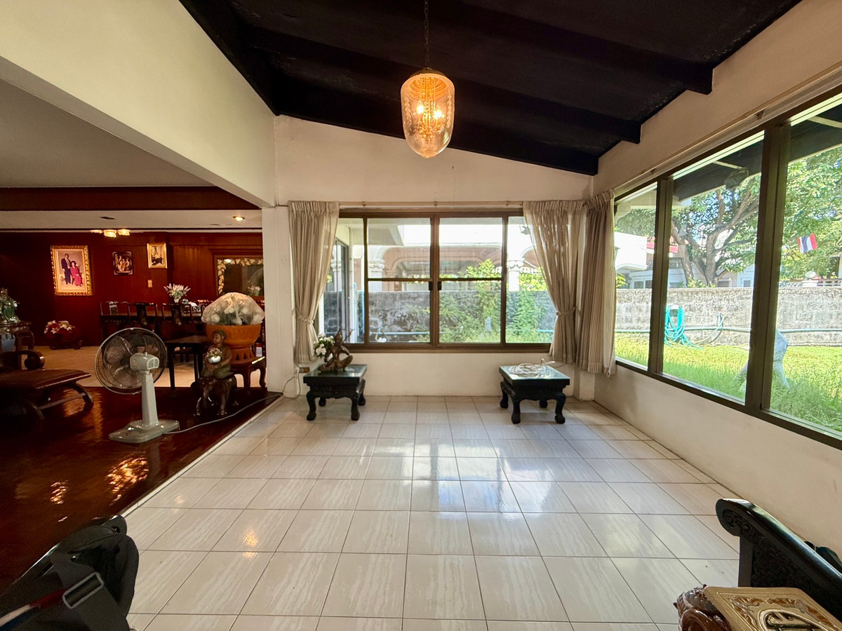 For SaleHousePattanakan, Srinakarin : Muang Thong Village 2/1 Phatthanakan 74, shady atmosphere, selling for only 9.9 million baht, contact 0838824256 BIG.