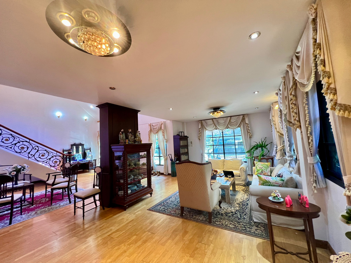 ขายบ้านลาดพร้าว เซ็นทรัลลาดพร้าว : ขายบ้านเดี่ยวหรู 3 ชั้น ใจกลางเมืองลาดพร้าว สไตล์ Classic European / Classic Luxury โถงสูง Double Volume สง่างามเหนือระดับ