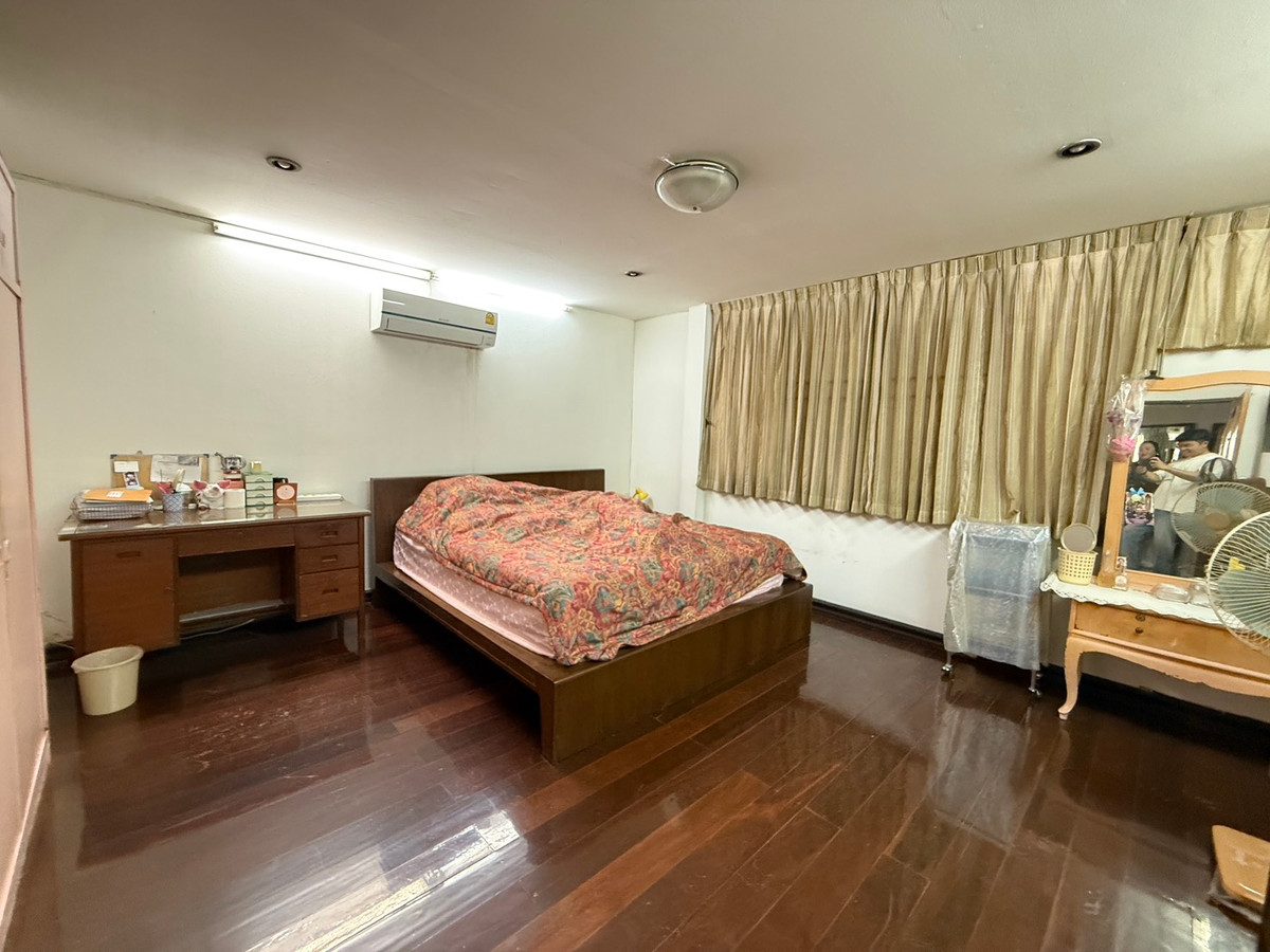 For SaleHousePattanakan, Srinakarin : Muang Thong Village 2/1 Phatthanakan 74, shady atmosphere, selling for only 9.9 million baht, contact 0838824256 BIG.