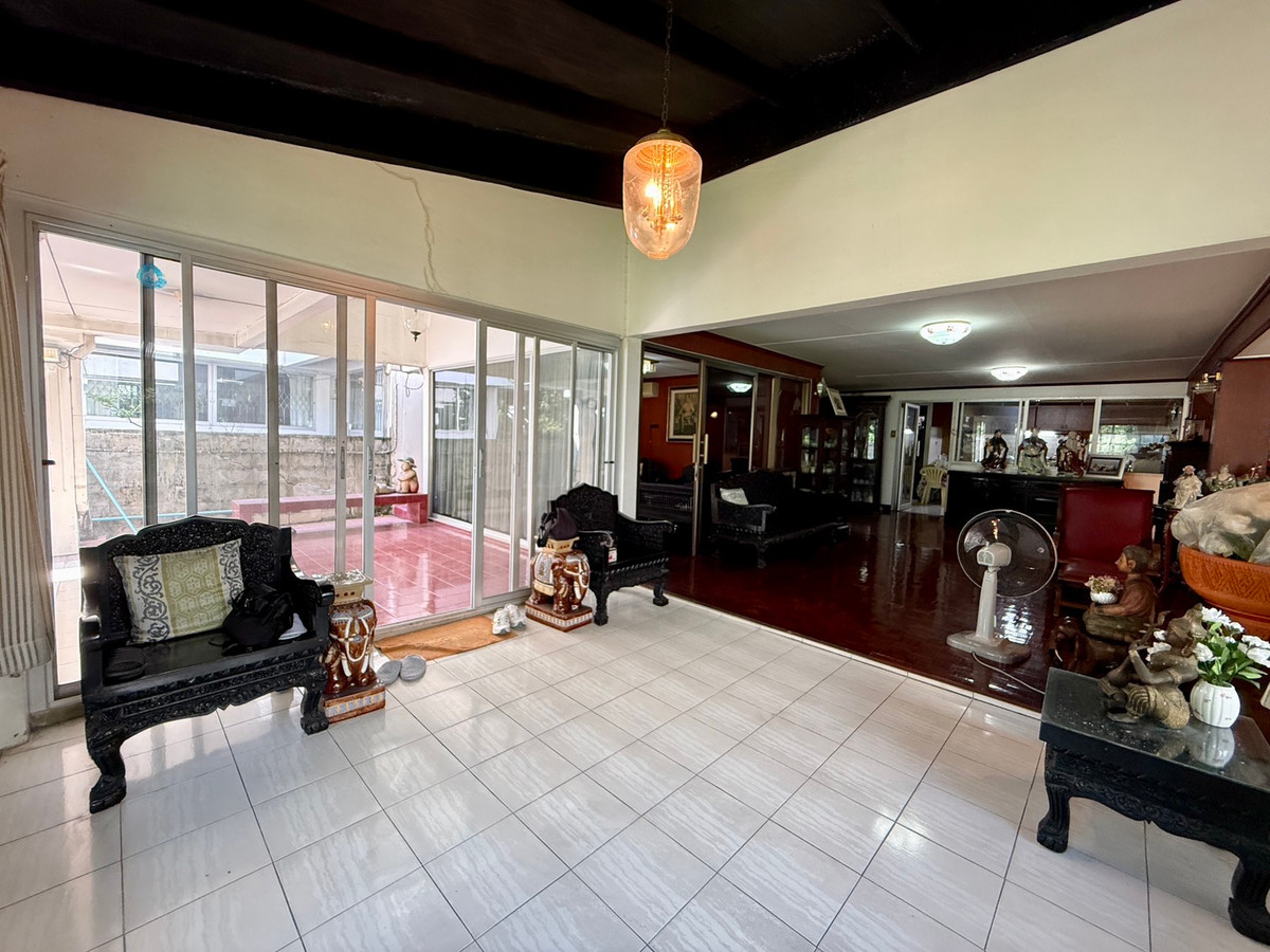 For SaleHousePattanakan, Srinakarin : Muang Thong Village 2/1 Phatthanakan 74, shady atmosphere, selling for only 9.9 million baht, contact 0838824256 BIG.