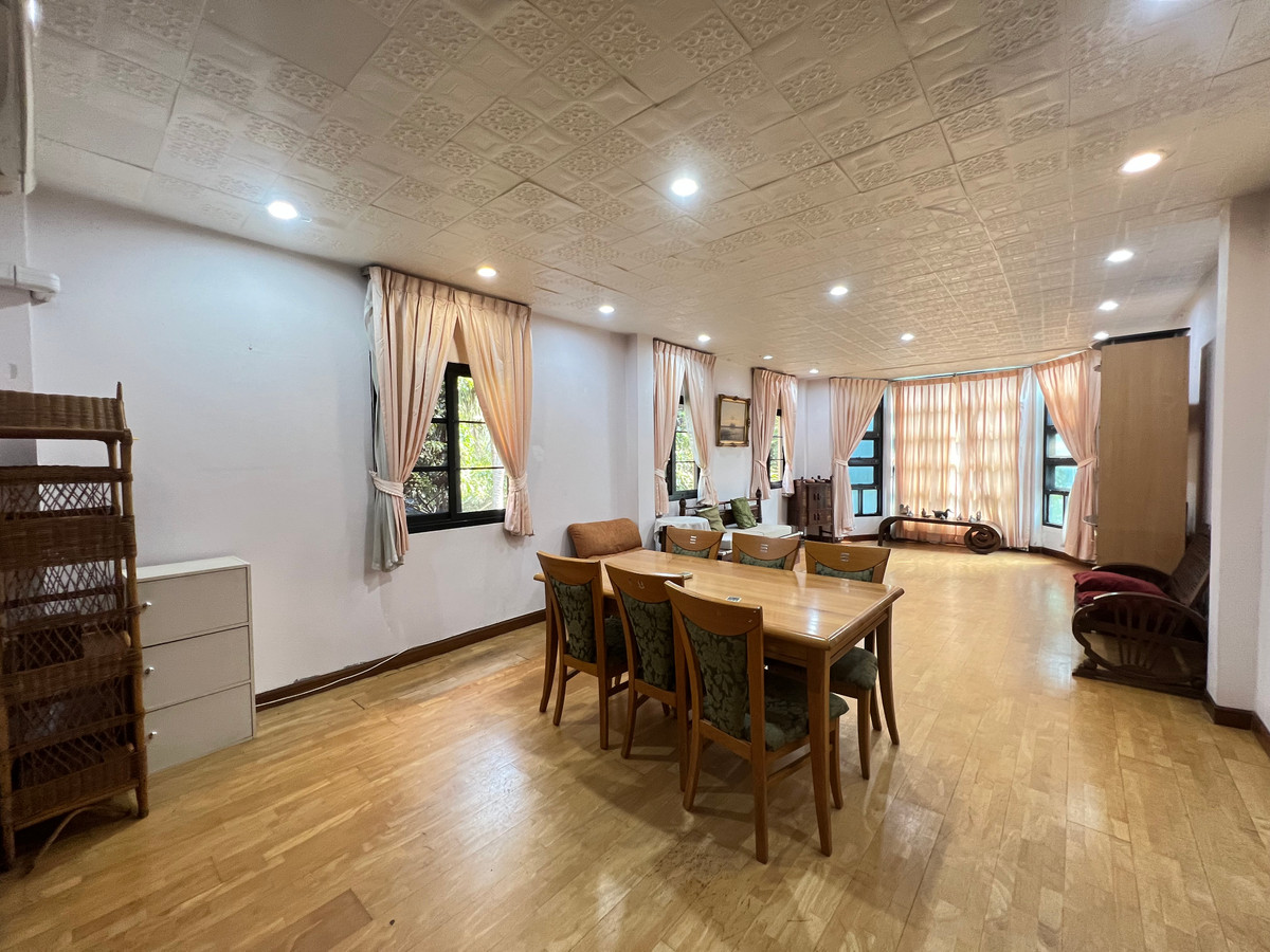 ขายบ้านลาดพร้าว เซ็นทรัลลาดพร้าว : ขายบ้านเดี่ยวหรู 3 ชั้น ใจกลางเมืองลาดพร้าว สไตล์ Classic European / Classic Luxury โถงสูง Double Volume สง่างามเหนือระดับ