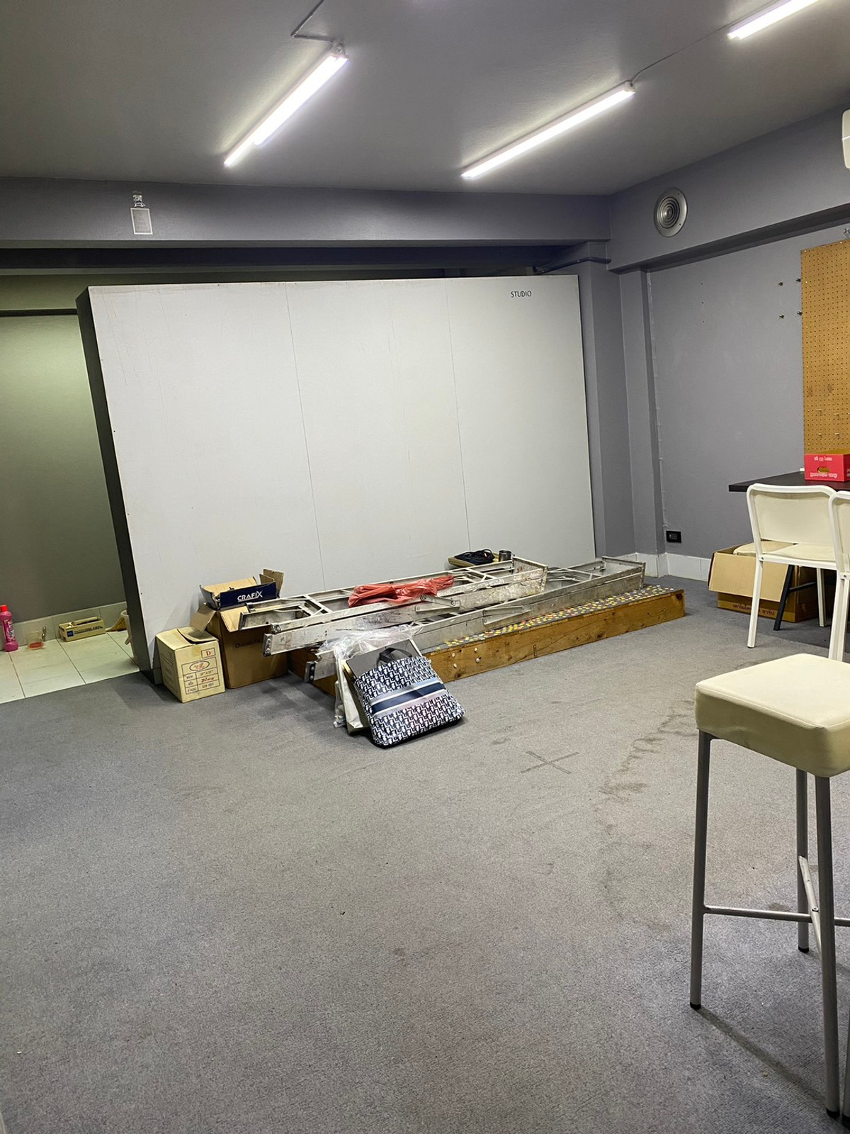 ให้เช่าอาคารพาณิชย์สีลม ศาลาแดง บางรัก : พื้นที่เฉพาะชั้นล่าง ซอยสีลม 1