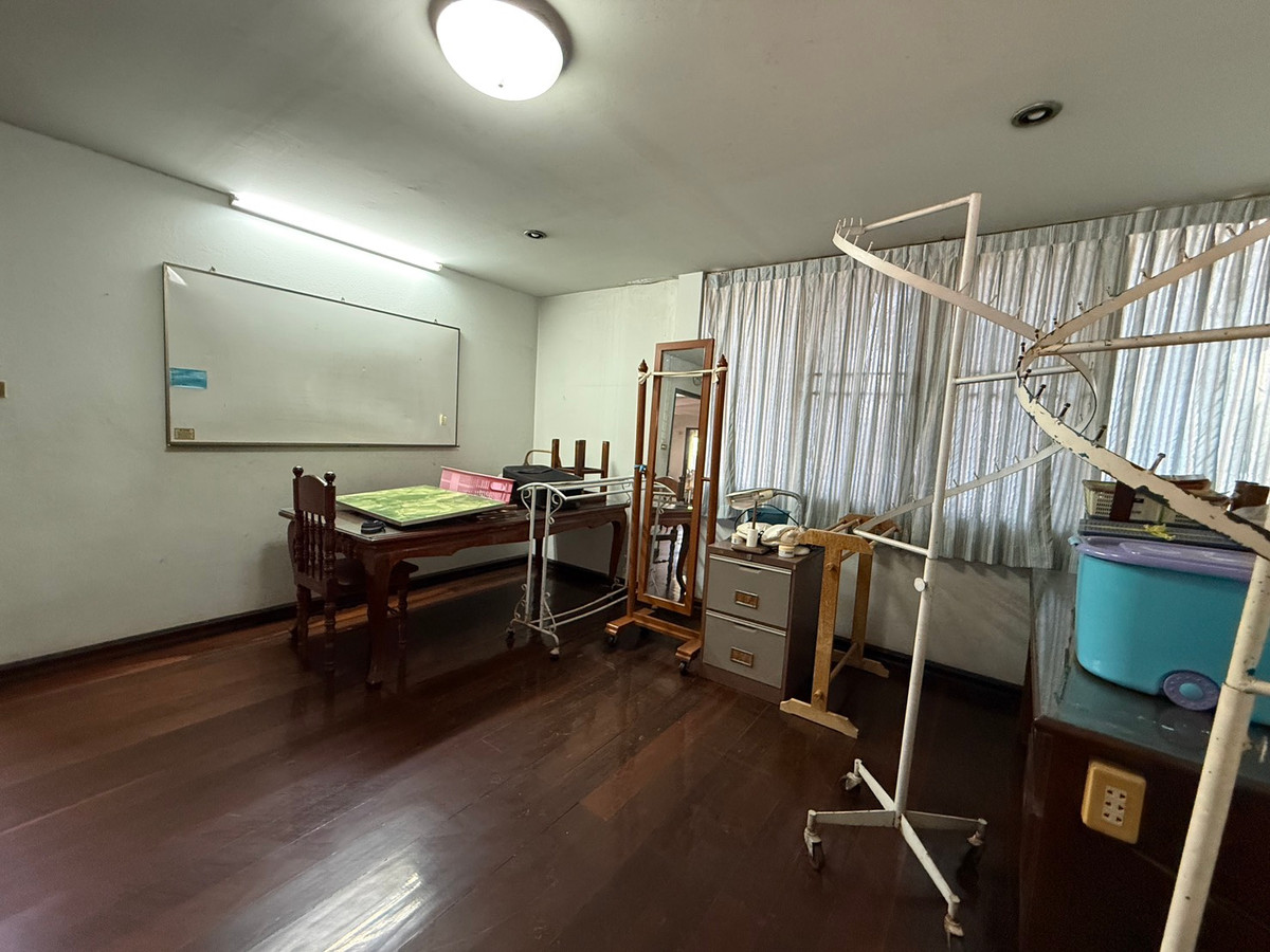 For SaleHousePattanakan, Srinakarin : Muang Thong Village 2/1 Phatthanakan 74, shady atmosphere, selling for only 9.9 million baht, contact 0838824256 BIG.