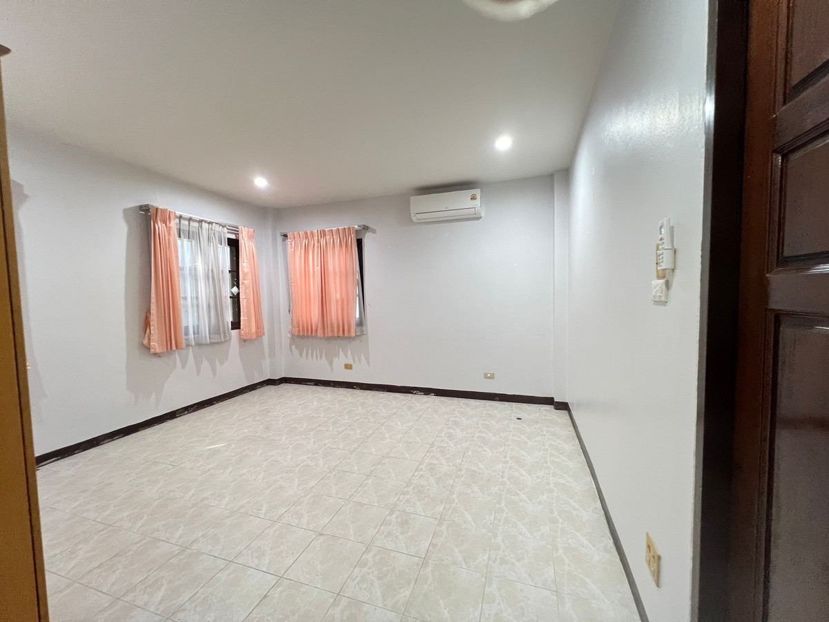 ขายบ้านลาดพร้าว เซ็นทรัลลาดพร้าว : ขายบ้านเดี่ยวหรู 3 ชั้น ใจกลางเมืองลาดพร้าว สไตล์ Classic European / Classic Luxury โถงสูง Double Volume สง่างามเหนือระดับ