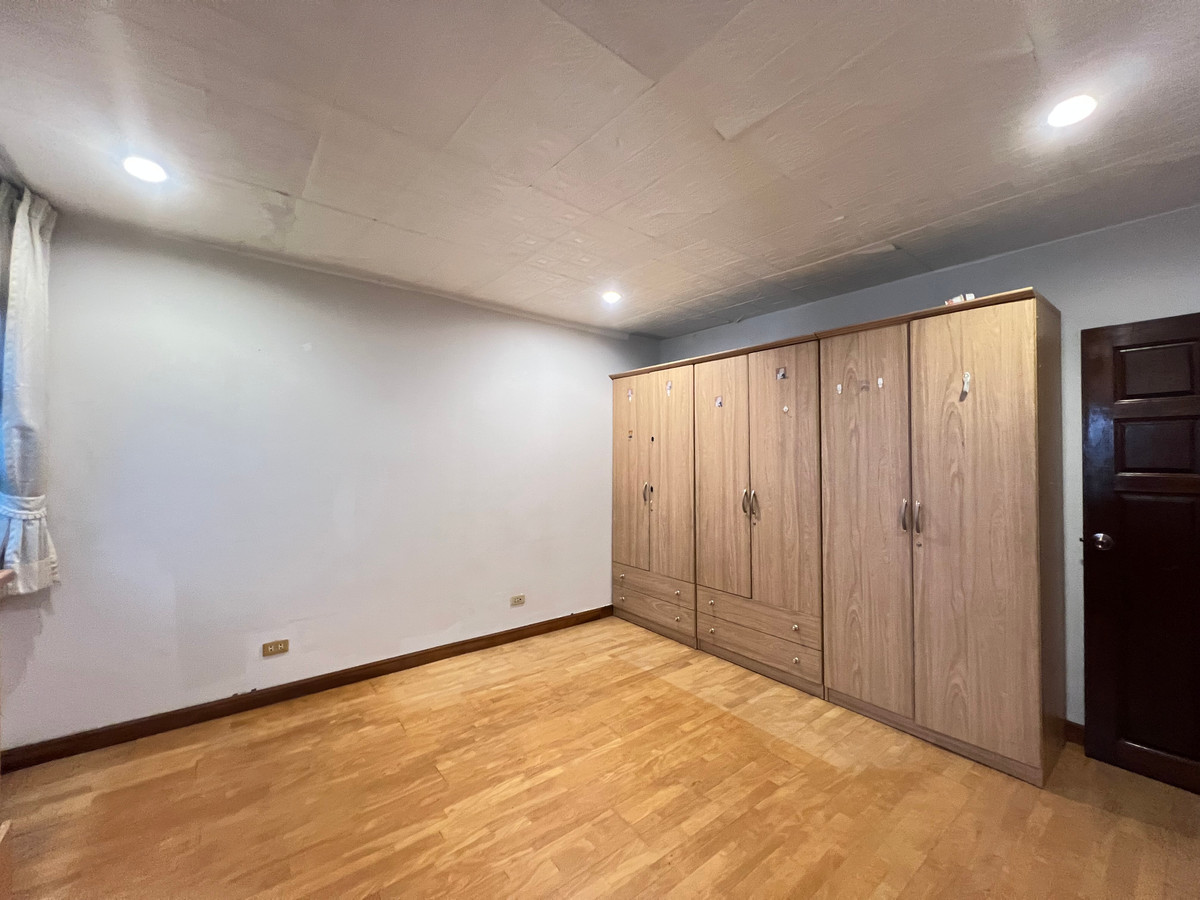 ขายบ้านลาดพร้าว เซ็นทรัลลาดพร้าว : ขายบ้านเดี่ยวหรู 3 ชั้น ใจกลางเมืองลาดพร้าว สไตล์ Classic European / Classic Luxury โถงสูง Double Volume สง่างามเหนือระดับ