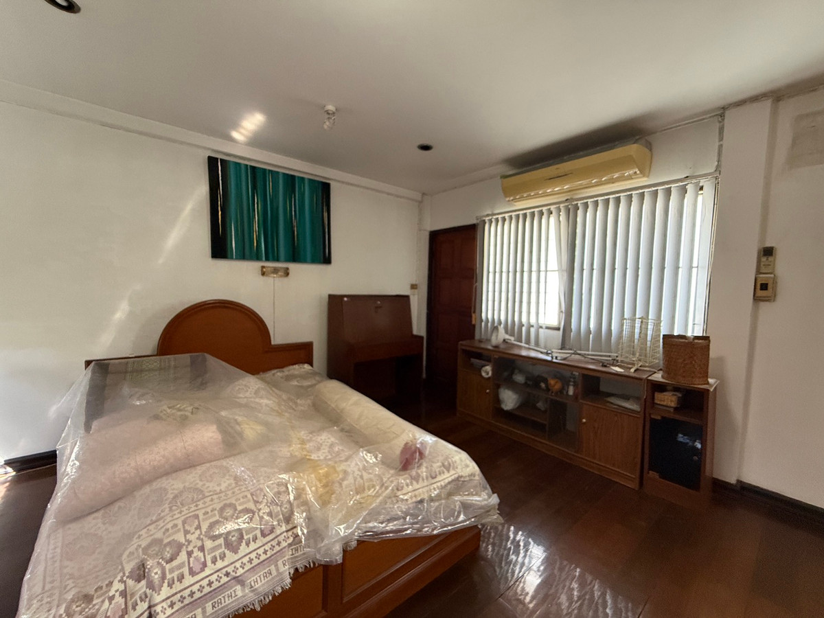 For SaleHousePattanakan, Srinakarin : Muang Thong Village 2/1 Phatthanakan 74, shady atmosphere, selling for only 9.9 million baht, contact 0838824256 BIG.