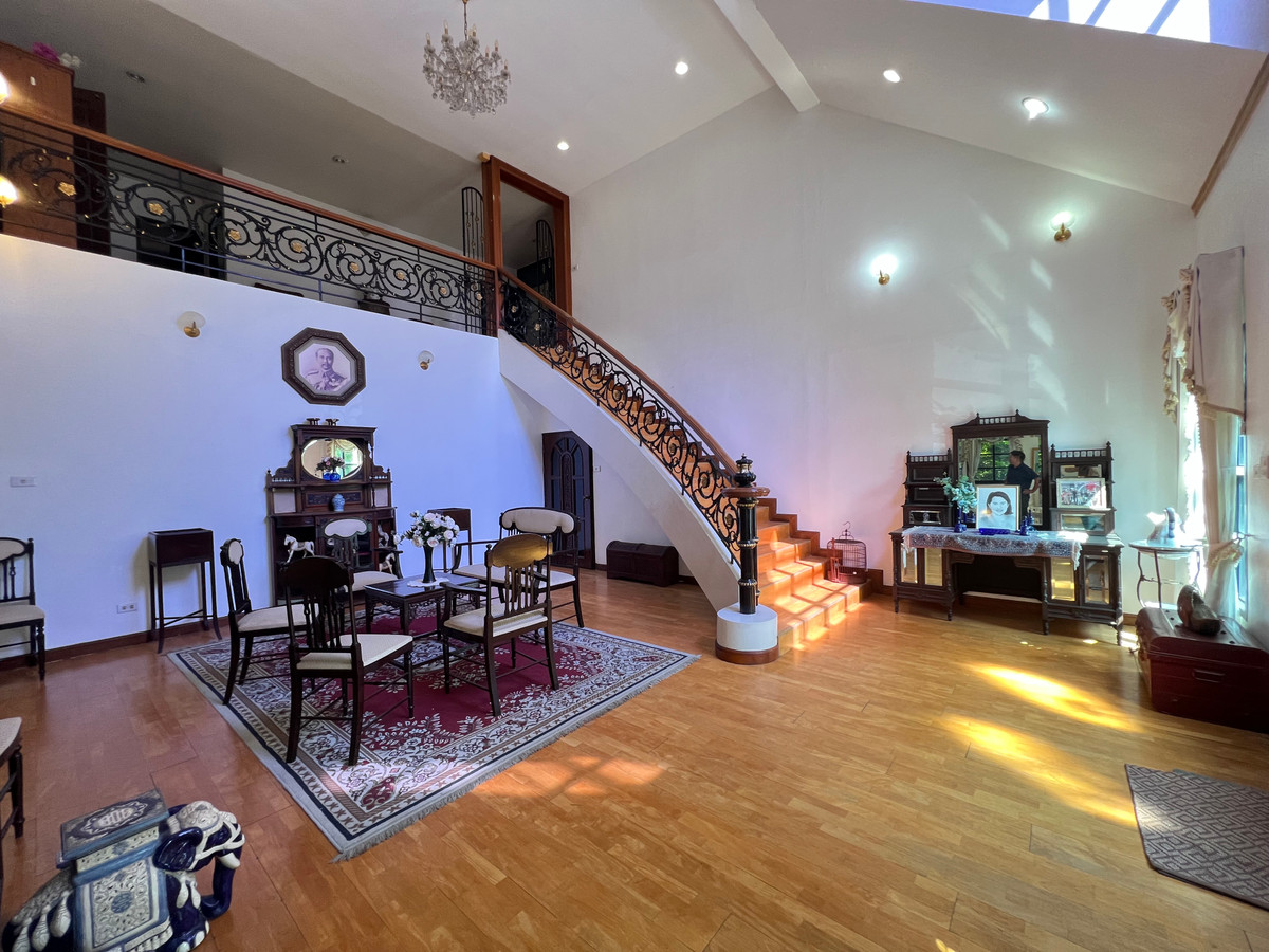 ขายบ้านลาดพร้าว เซ็นทรัลลาดพร้าว : ขายบ้านเดี่ยวหรู 3 ชั้น ใจกลางเมืองลาดพร้าว สไตล์ Classic European / Classic Luxury โถงสูง Double Volume สง่างามเหนือระดับ