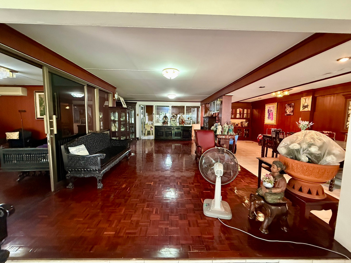 For SaleHousePattanakan, Srinakarin : Muang Thong Village 2/1 Phatthanakan 74, shady atmosphere, selling for only 9.9 million baht, contact 0838824256 BIG.