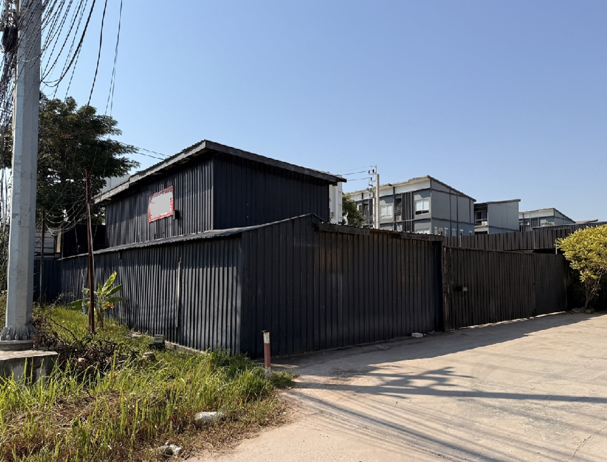 For RentWarehouseLadkrabang, Suwannaphum Airport : For Rent: Warehouse with office for rent / Phatthana Chonburi Road 2, Lat Krabang, along Phatthana Chonburi Road 2 / along the motorway / Warehouse area 387 square meters / Good location / Trailer trucks can enter and exit.