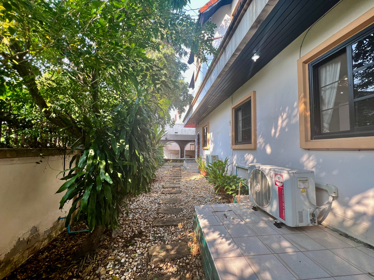 ขายบ้านลาดพร้าว เซ็นทรัลลาดพร้าว : ขายบ้านเดี่ยวหรู 3 ชั้น ใจกลางเมืองลาดพร้าว สไตล์ Classic European / Classic Luxury โถงสูง Double Volume สง่างามเหนือระดับ