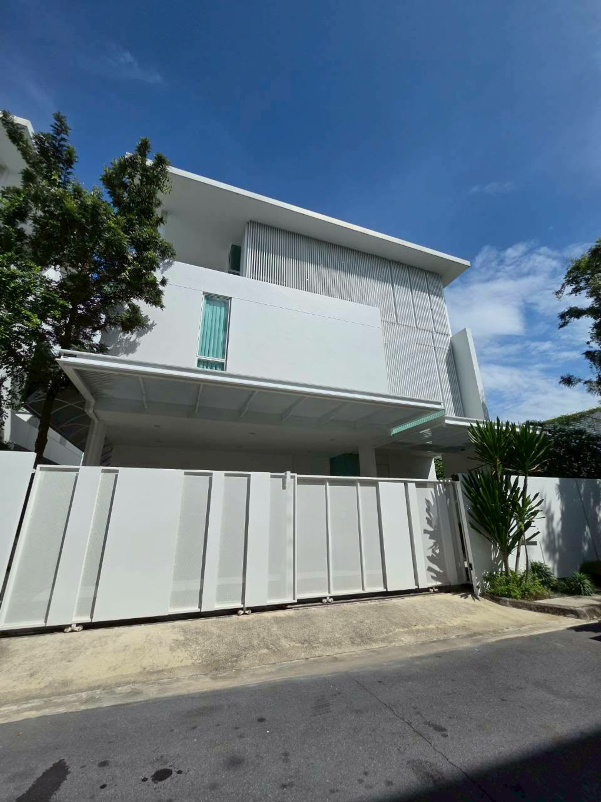 For SaleHouseYothinpattana,CDC : House for sale VIVE Ekkamai-Ramintra (Newly decorated, ready to move in) Area 70.1 sq m., usable area 371 sq m., 4 bedrooms, 5 bathrooms, 3 parking spaces.