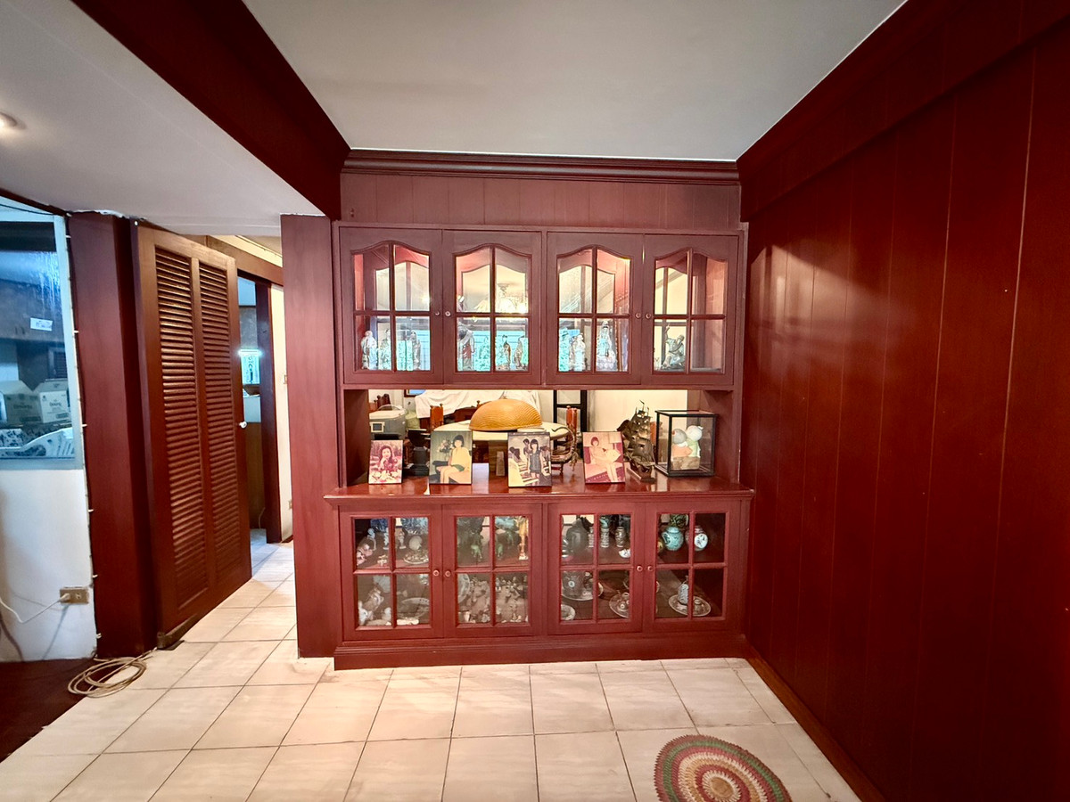 For SaleHousePattanakan, Srinakarin : Muang Thong Village 2/1 Phatthanakan 74, shady atmosphere, selling for only 9.9 million baht, contact 0838824256 BIG.