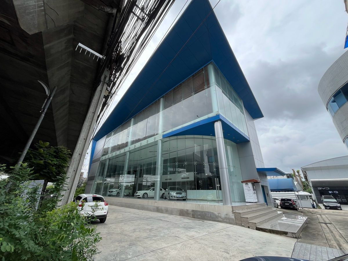 For RentShowroomRama9, Petchburi, RCA : Luxury showroom for rent in Rama 9! Suitable for a car showroom or product display, offering 1,000 sq.m. of space on the main road. Conveniently located not far from Suvarnabhumi Airport. For inquiries, please call 086 369 2224.