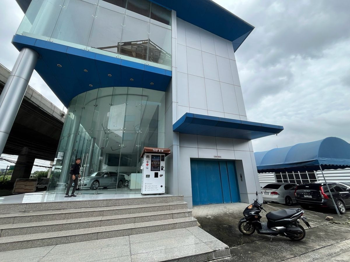 For RentShowroomRama9, Petchburi, RCA : Luxury showroom for rent in Rama 9! Suitable for a car showroom or product display, offering 1,000 sq.m. of space on the main road. Conveniently located not far from Suvarnabhumi Airport. For inquiries, please call 086 369 2224.