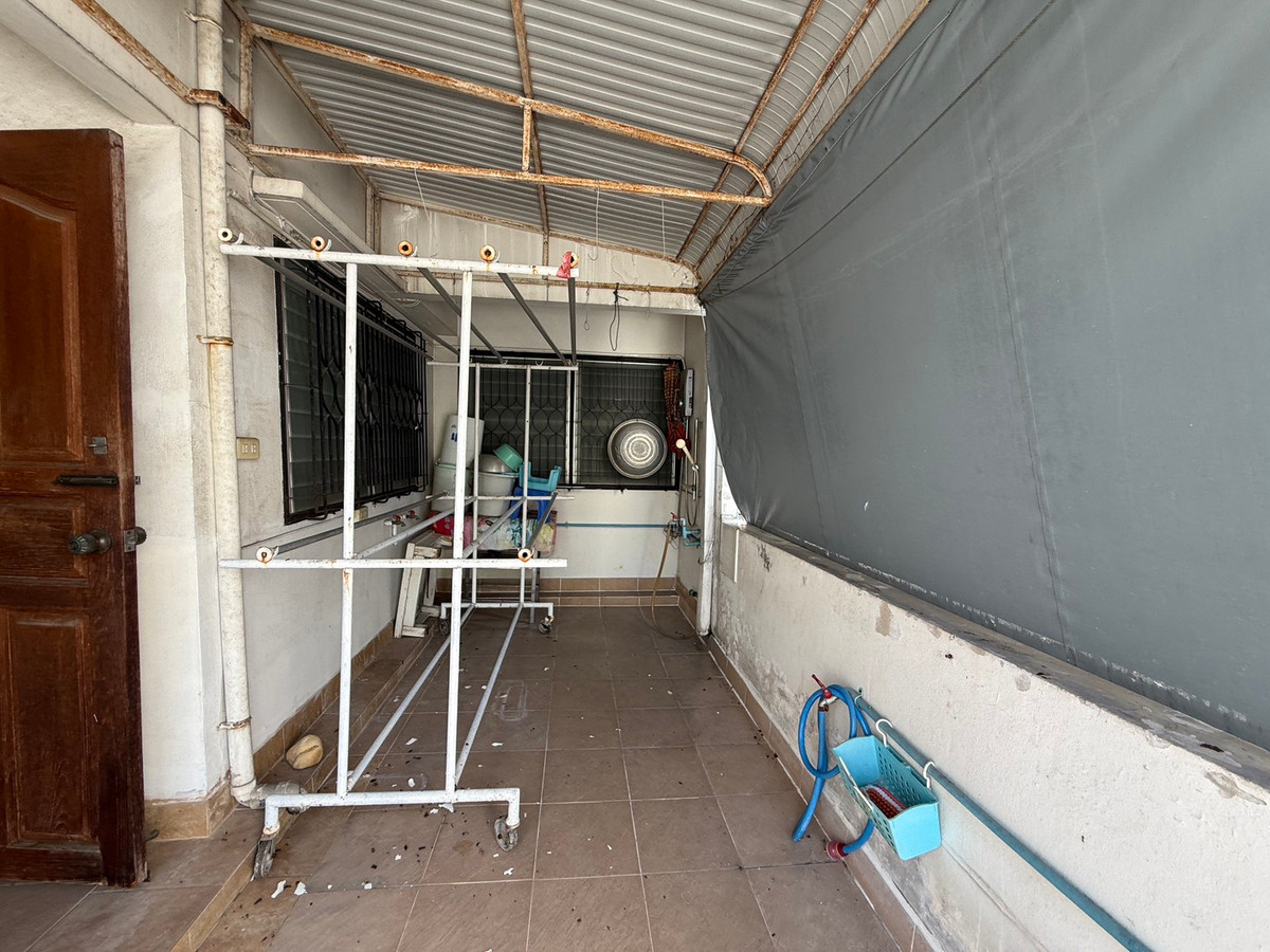 For SaleHousePattanakan, Srinakarin : Muang Thong Village 2/1 Phatthanakan 74, shady atmosphere, selling for only 9.9 million baht, contact 0838824256 BIG.