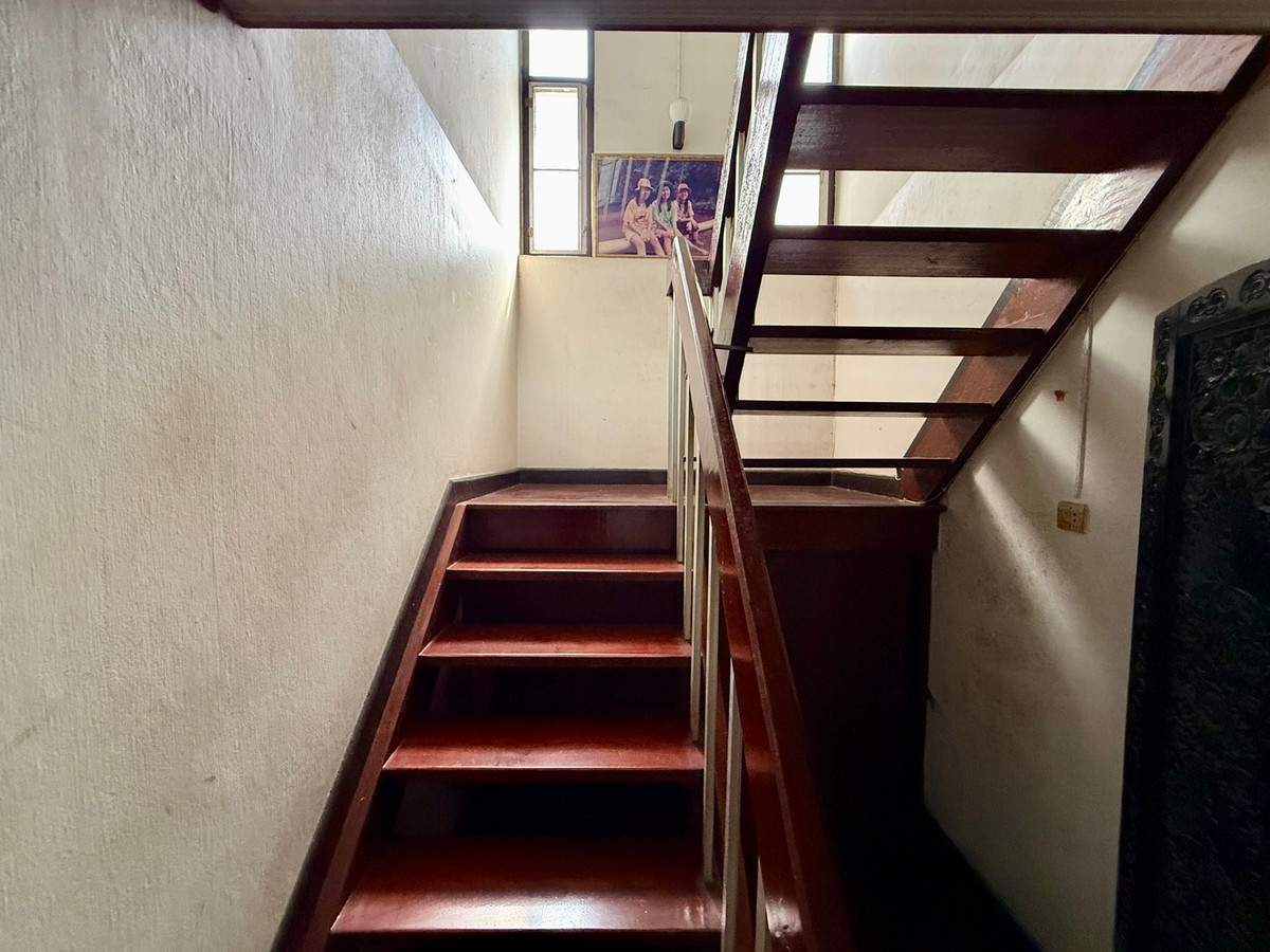 For SaleHousePattanakan, Srinakarin : Muang Thong Village 2/1 Phatthanakan 74, shady atmosphere, selling for only 9.9 million baht, contact 0838824256 BIG.