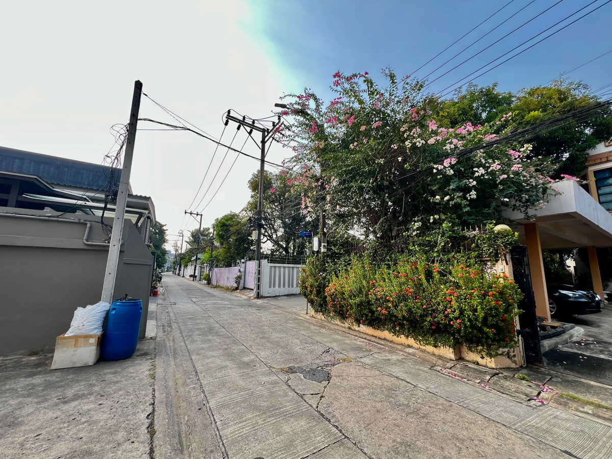 ขายบ้านลาดพร้าว เซ็นทรัลลาดพร้าว : ขายบ้านเดี่ยวหรู 3 ชั้น ใจกลางเมืองลาดพร้าว สไตล์ Classic European / Classic Luxury โถงสูง Double Volume สง่างามเหนือระดับ