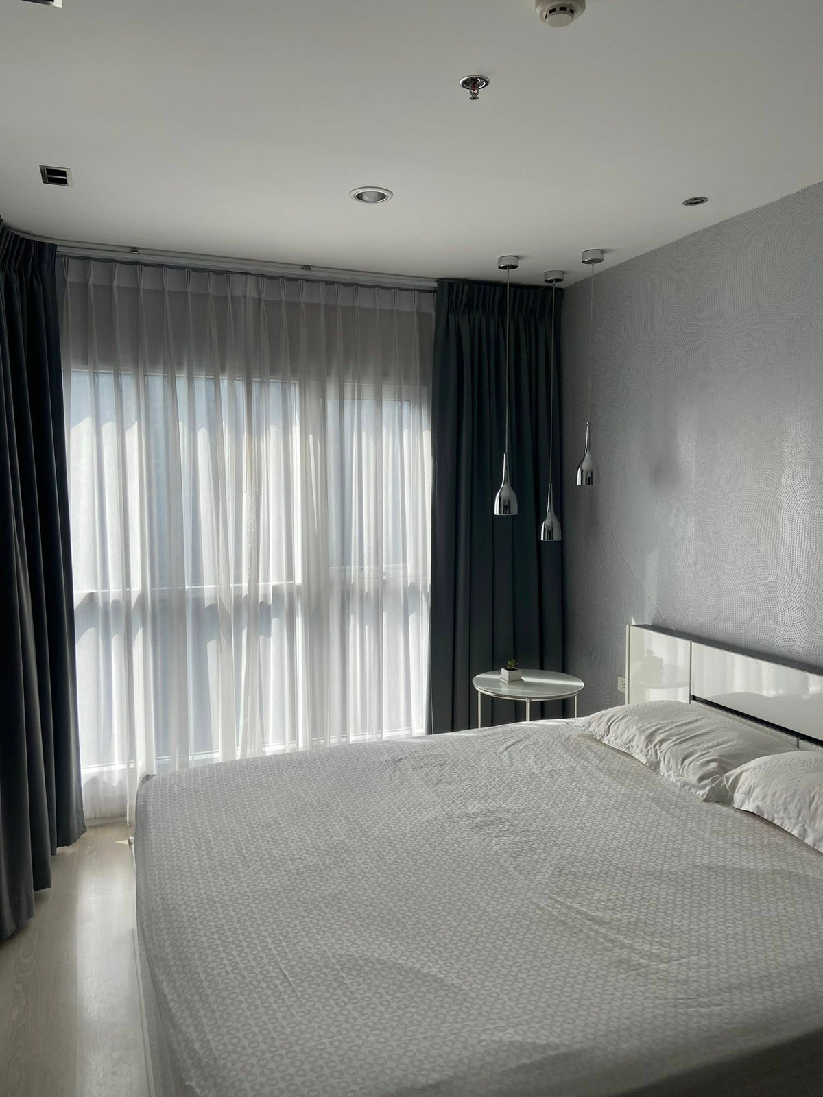 For RentCondoRama9, Petchburi, RCA : Only 16k/month - Aspire Rama9, large room 40 Sq.m. - separate kitchen with balcony The room is well decorated with SB Furniture because the owner used to live in it himself. Fully Furnished