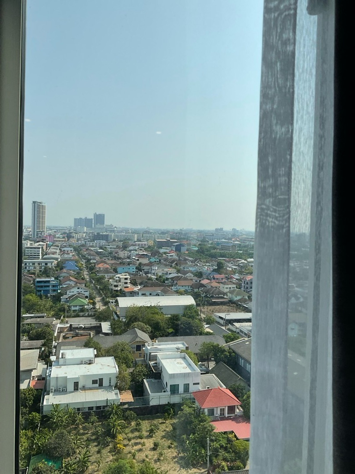 For RentCondoBangna, Bearing, Lasalle : For rent Building C, 17th floor, 1 year contract, rent 10,000 baht per month, call 0982492898line id 982592898