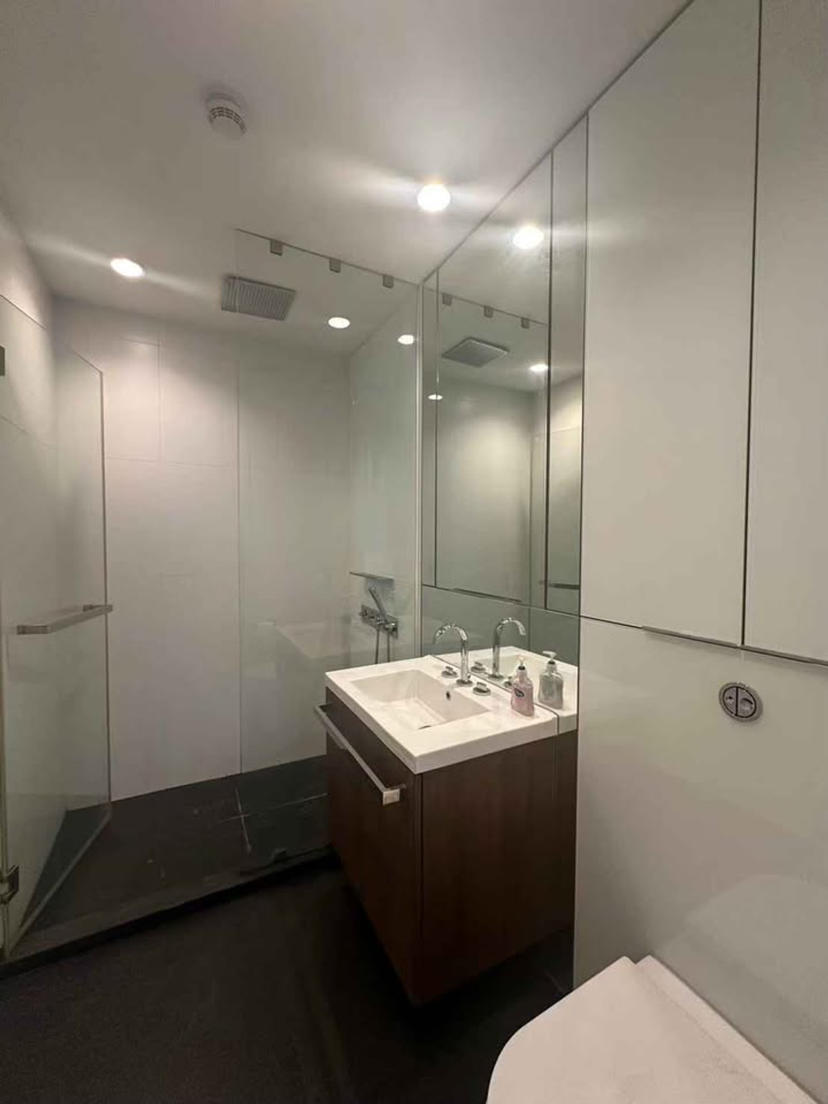 For RentCondoWitthayu, Chidlom, Langsuan, Ploenchit : Condo 185 Rajadamri, convenient travel, near BTS, there is a shuttle, beautiful room, fully furnished, ready to move in.
