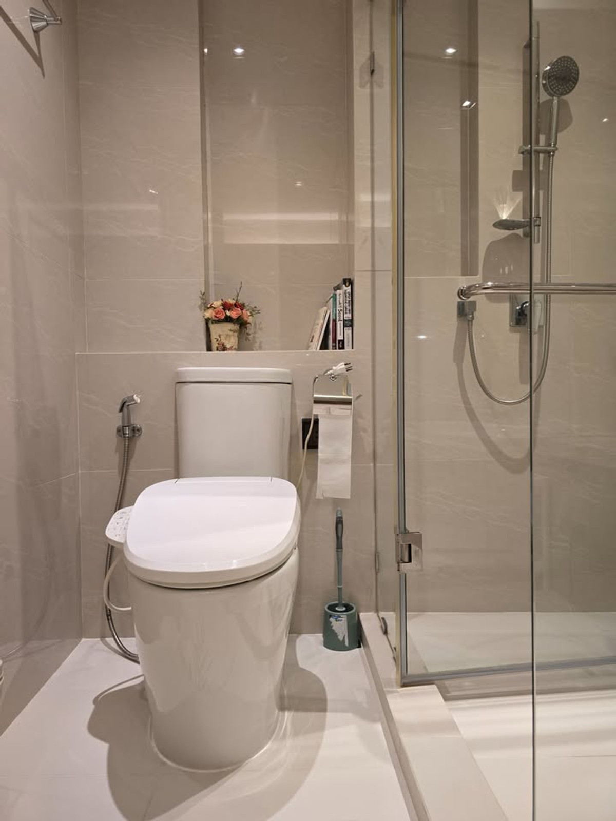 For RentCondoSukhumvit, Asoke, Thonglor : Condo VTARA Sukhumvit 36, convenient travel, near BTS, there is a shuttle, beautiful room, fully furnished, ready to move in!!