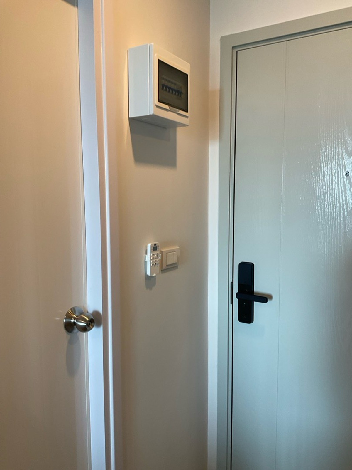 For RentCondoBangna, Bearing, Lasalle : For rent Building C, 17th floor, 1 year contract, rent 10,000 baht per month, call 0982492898line id 982592898