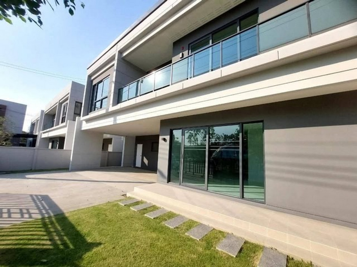 For RentHouseBangna, Bearing, Lasalle : HR3165 Rent/sell luxury detached house, Centro Bangna - garden front plot, Zoticus house style, largest size in the project, near Mega Bangna, only 700 meters.