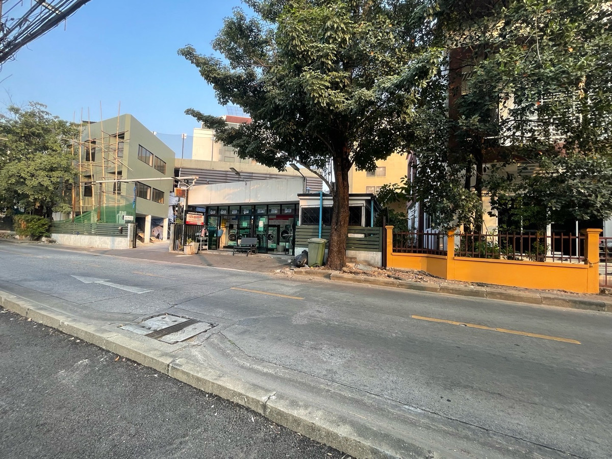 ขายทาวน์โฮมวิภาวดี ดอนเมือง หลักสี่ : ขายทาวน์เฮ้าส์2ชั้น ติดถนนในซอยวิภาวดี64 พท.18 ตรว. 2นอน2น้ำ ใกล้ตลาดสด, 7-11 ,เข้าออกได้หลายทาง เหมาะอยู่อาศัย/ค้าขายได้