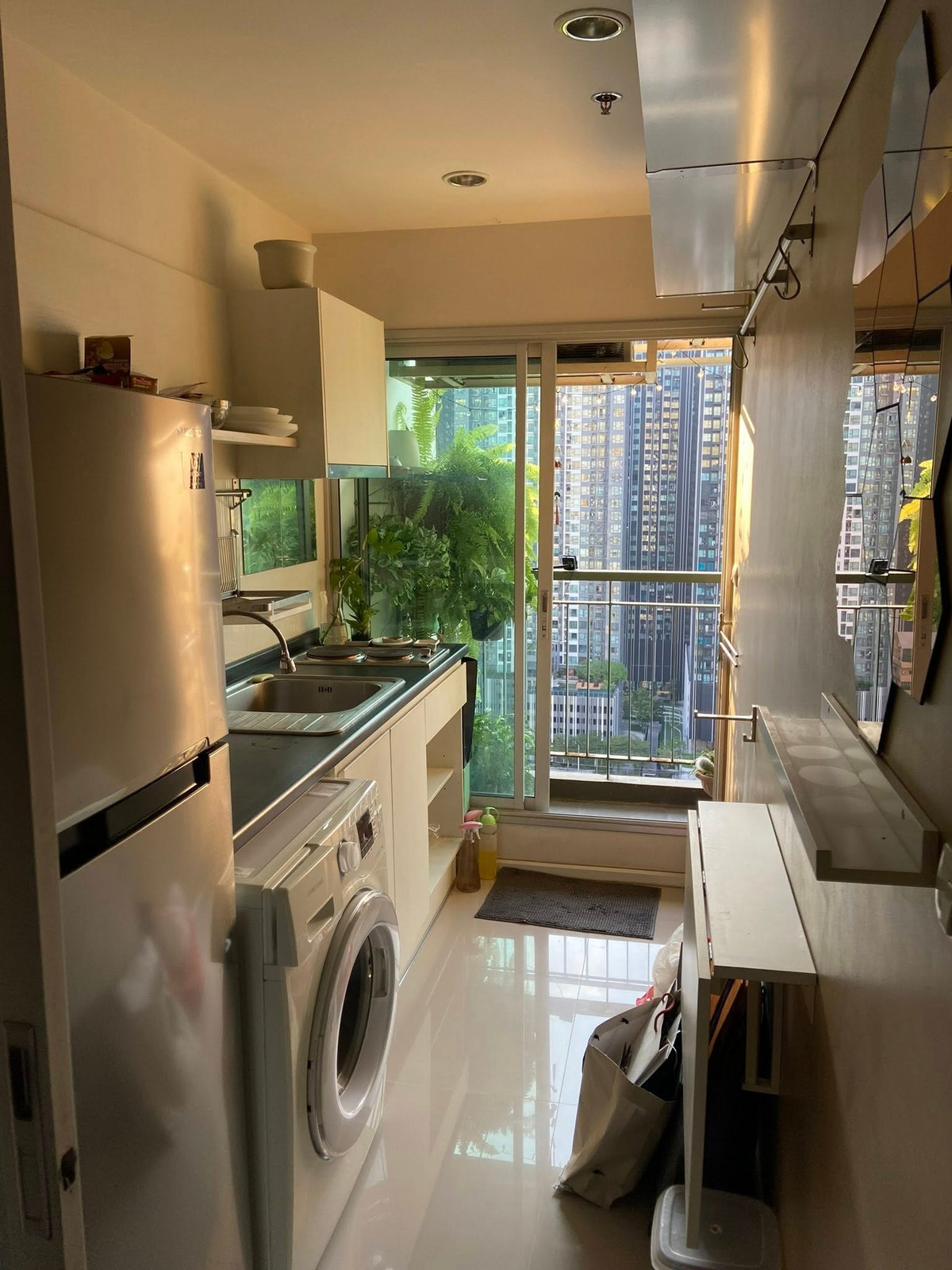 For RentCondoRama9, Petchburi, RCA : Only 16k/month - Aspire Rama9, large room 40 Sq.m. - separate kitchen with balcony The room is well decorated with SB Furniture because the owner used to live in it himself. Fully Furnished