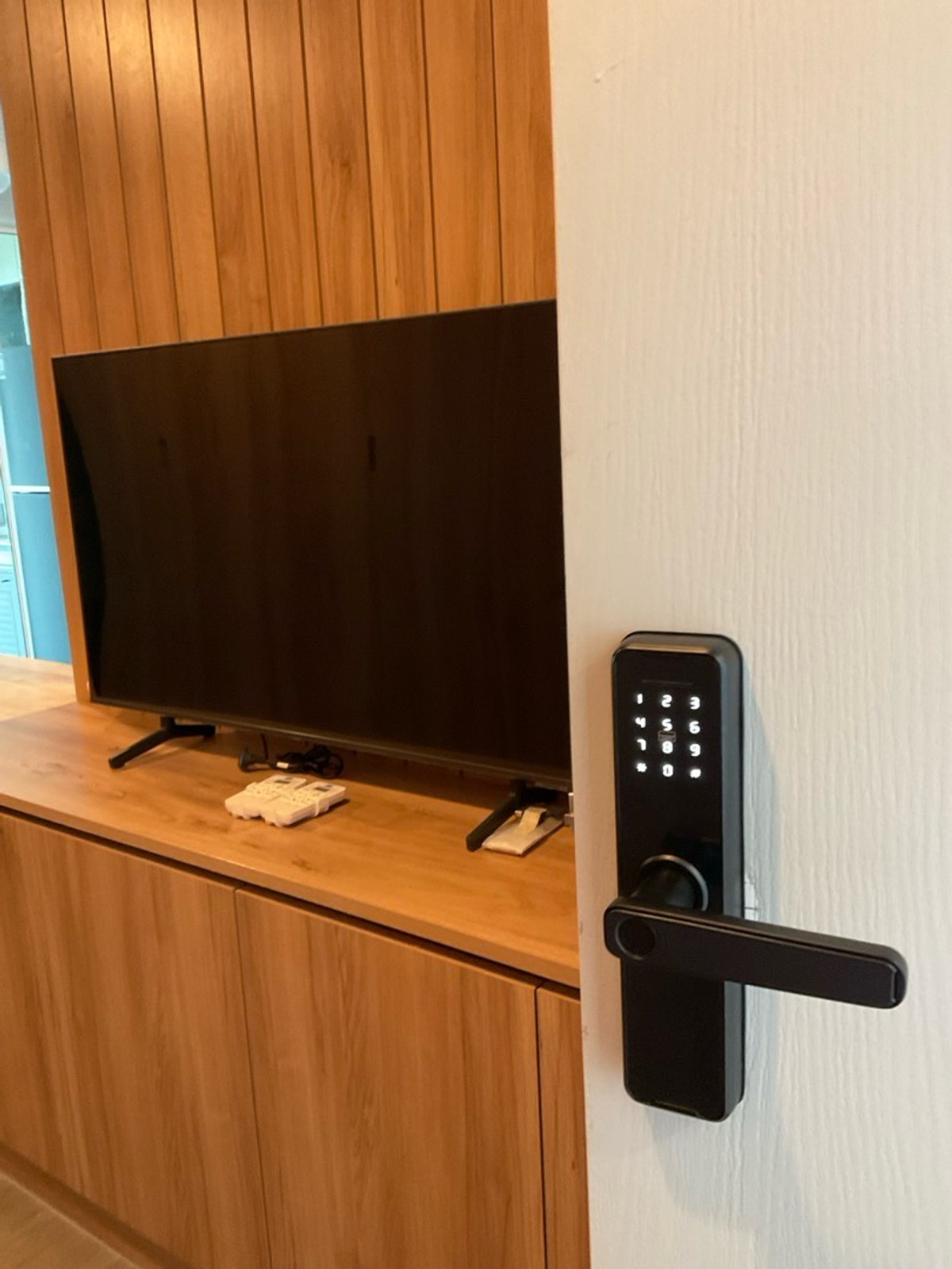 For RentCondoBangna, Bearing, Lasalle : For rent Building C, 17th floor, 1 year contract, rent 10,000 baht per month, call 0982492898line id 982592898