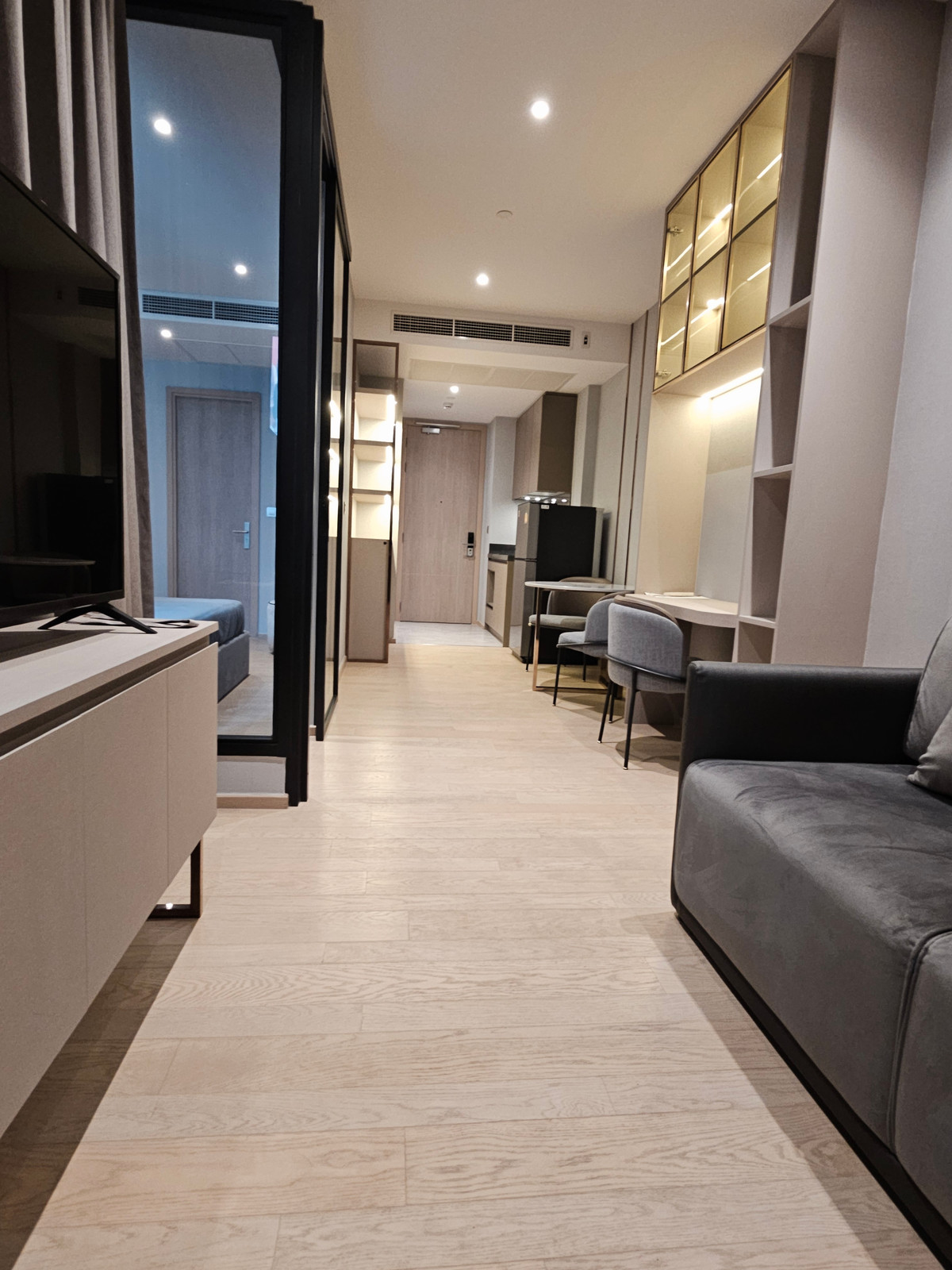 For RentCondoRama9, Petchburi, RCA : Ashton Asoke-Rama 9 Condo for RENT  ** Ashton Asoke - Rama 9  ห้องกว้าง 43 ตรม. 1 นอน 1 น้ำ พร้อมอยู่@ 35,000 บาท โทรด่วน 096-2615656  ห้องกว้าง 43 ตรม. 1 นอน 1 น้ำ เฟอร์ครบ พร้อมอยู่    Location : Rama 9   Selling Price : 35,000 Baht  Condominium near MR