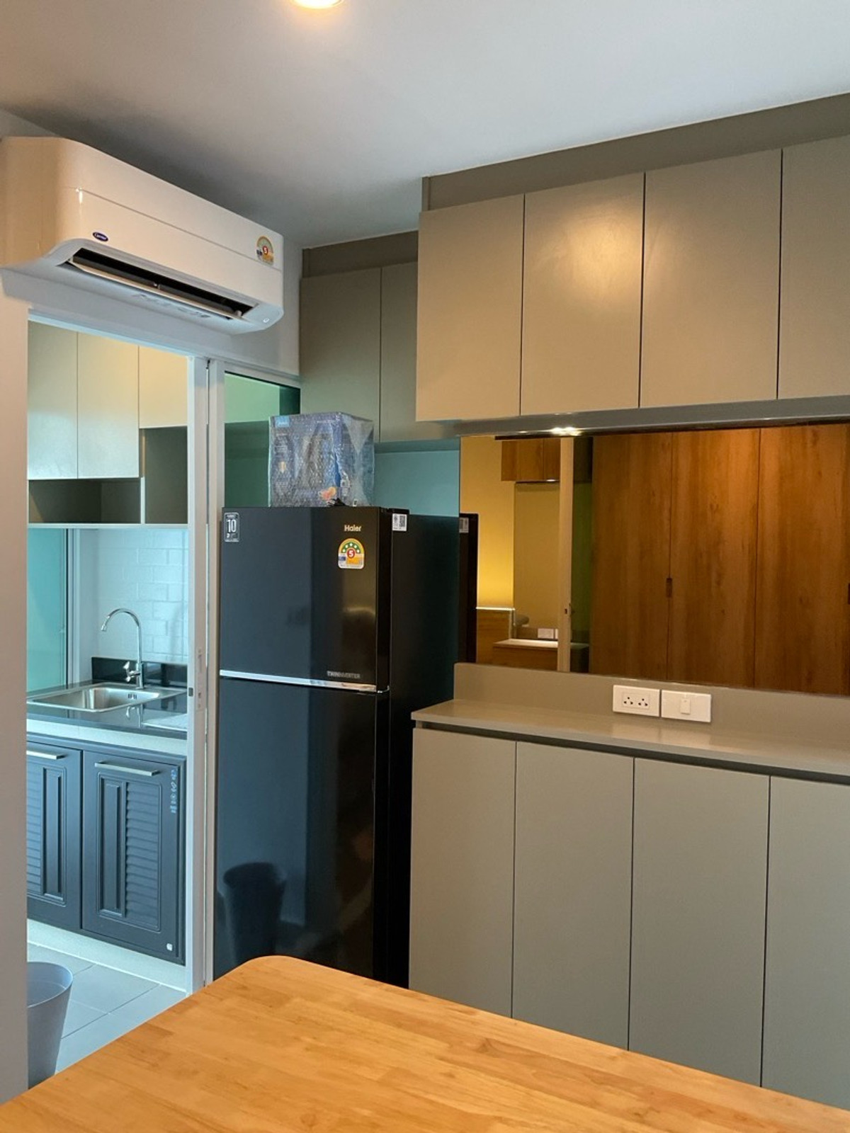 For RentCondoBangna, Bearing, Lasalle : For rent Building C, 17th floor, 1 year contract, rent 10,000 baht per month, call 0982492898line id 982592898