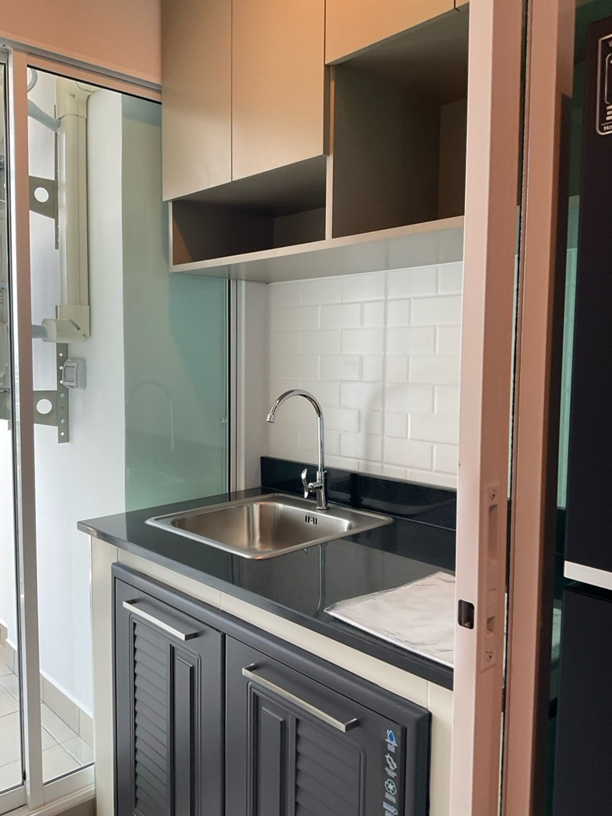 For RentCondoBangna, Bearing, Lasalle : For rent Building C, 17th floor, 1 year contract, rent 10,000 baht per month, call 0982492898line id 982592898