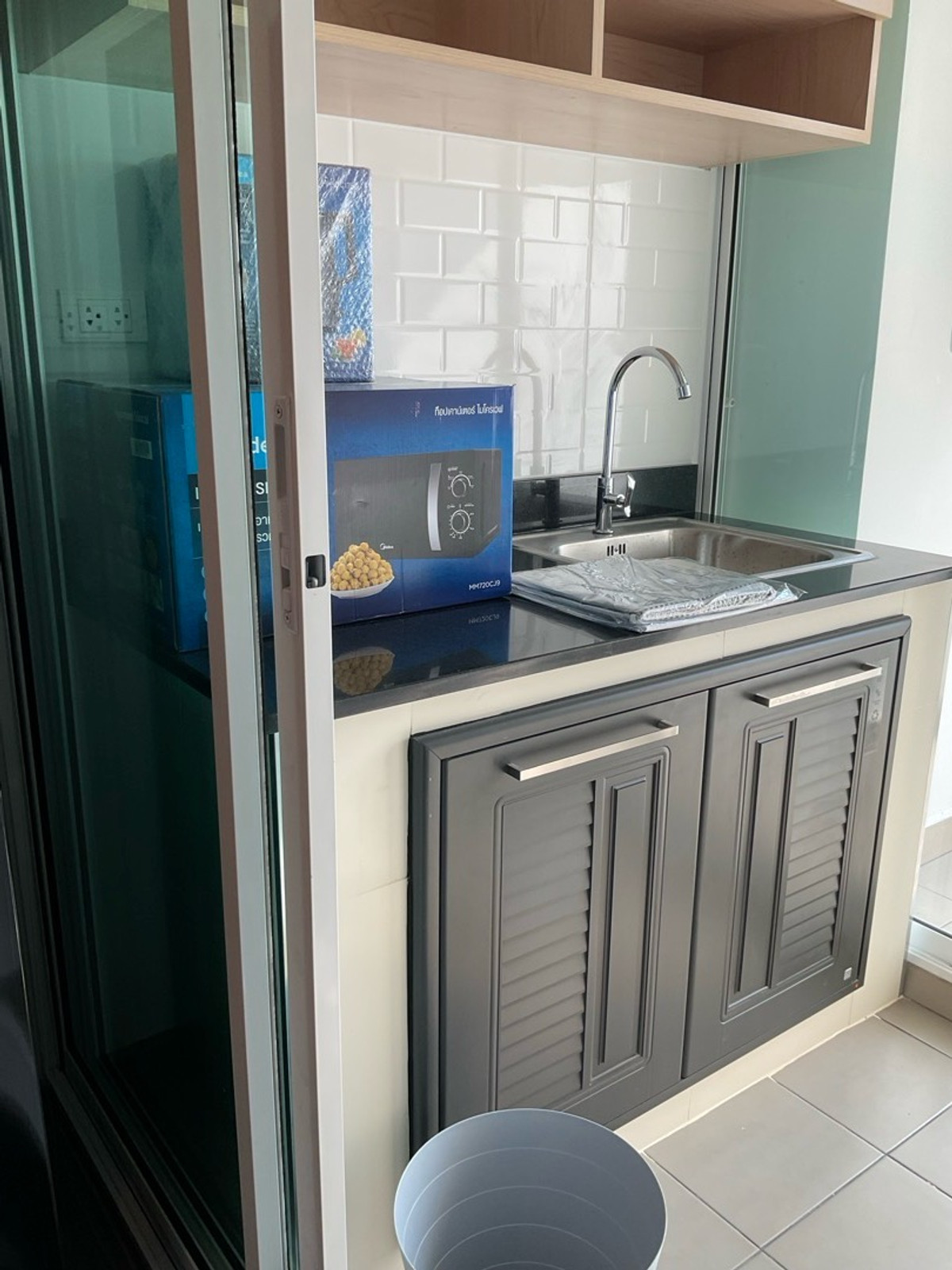 For RentCondoBangna, Bearing, Lasalle : For rent Building C, 17th floor, 1 year contract, rent 10,000 baht per month, call 0982492898line id 982592898