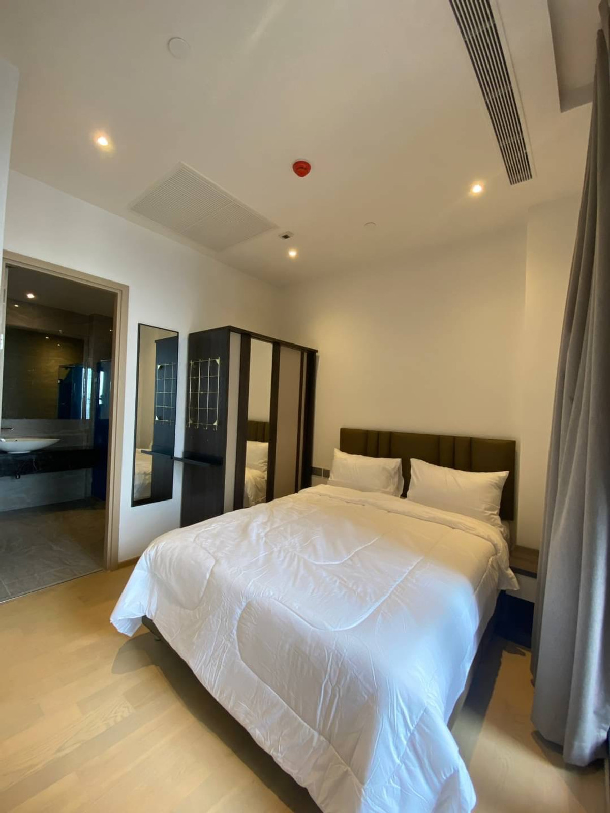 For RentCondoRama9, Petchburi, RCA : Ashton Asoke-Rama 9 Condo for RENT  ** Ashton Asoke - Rama 9  ห้องกว้าง 35 ตรม. 1 นอน 1 น้ำ พร้อมอยู่@ 26,000 บาท โทรด่วน 096-2615656  ห้องกว้าง 35 ตรม. 1 นอน 1 น้ำ เฟอร์ครบ พร้อมอยู่    Location : Rama 9   Selling Price : 26,000 Baht  Condominium near MR