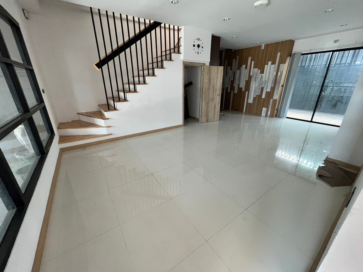 For RentHome OfficeNonthaburi, Bang Yai, Bangbuathong : 6bedroom home office with a 13-meter frontage and ample parking. An avenue is nearby.